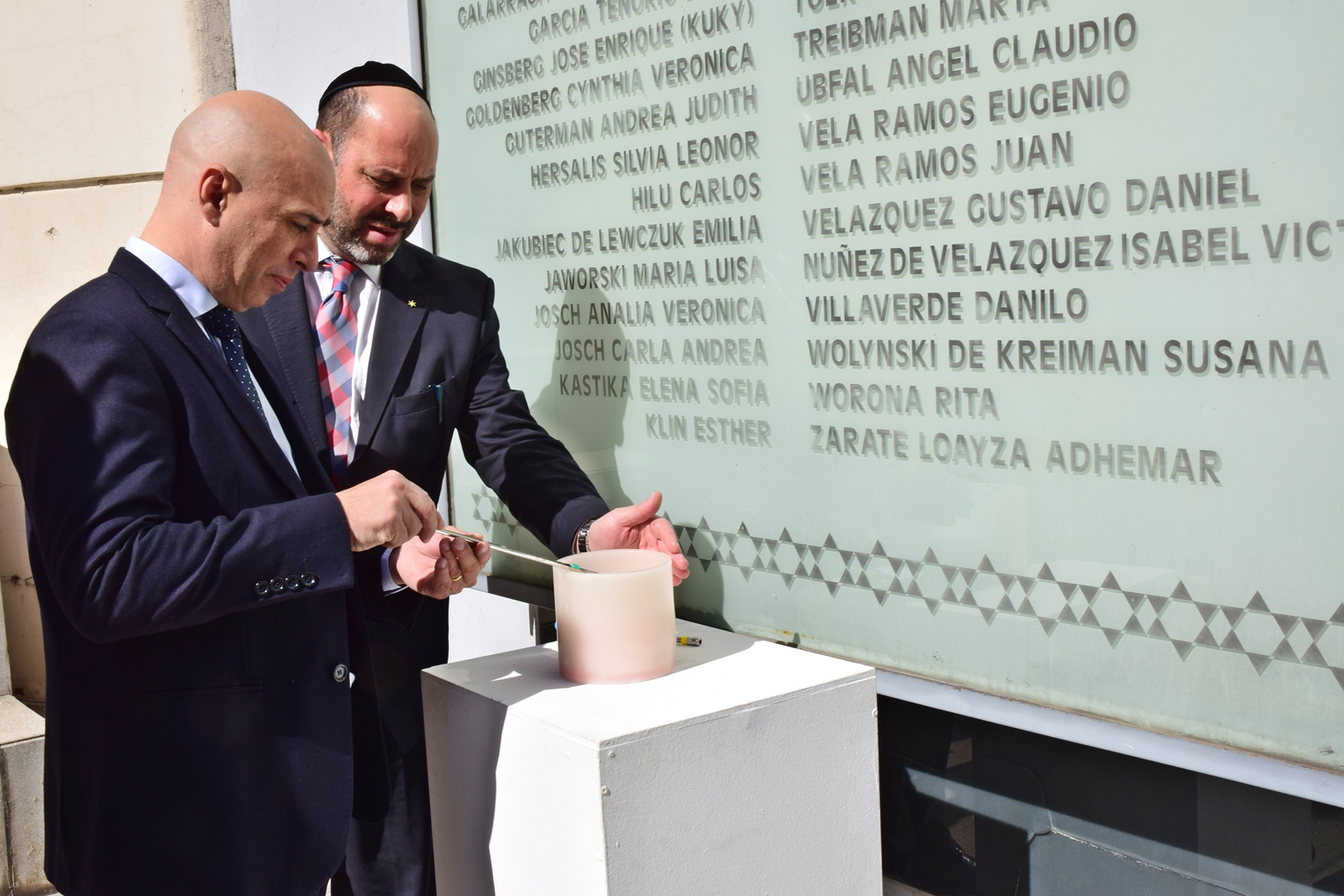 Visita del ministro Martín Ocampo a la sede de la AMIA