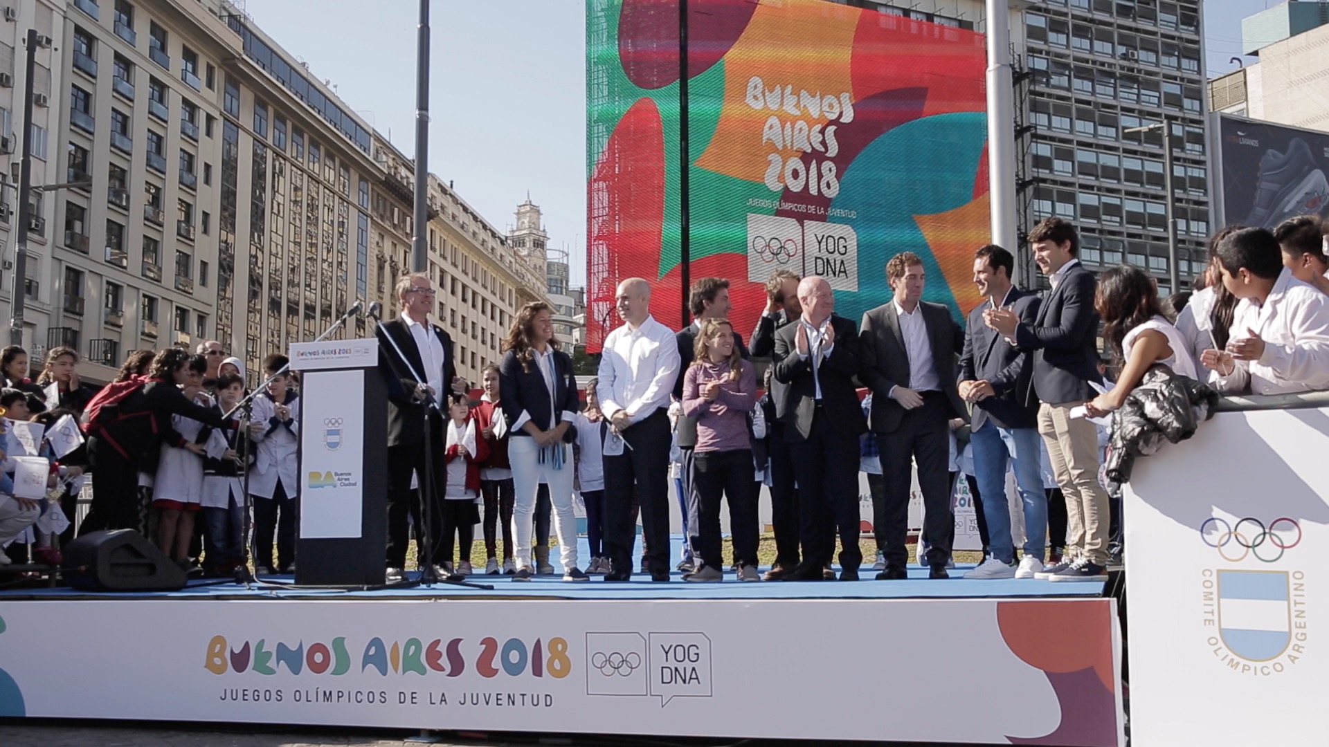 La Bandera Olímpica ya flamea en el centro de Buenos Aires