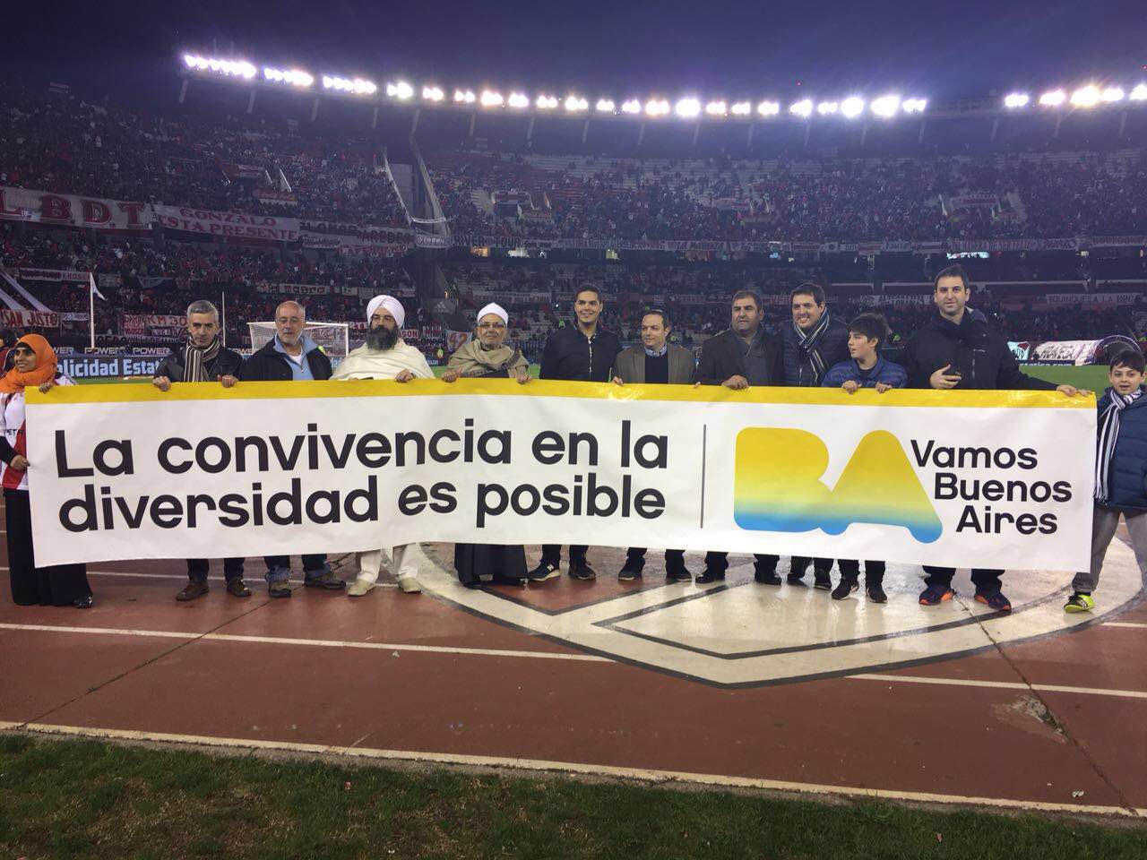 Referentes de cultos de la Ciudad salieron a la cancha de River con una bandera por la convivencia