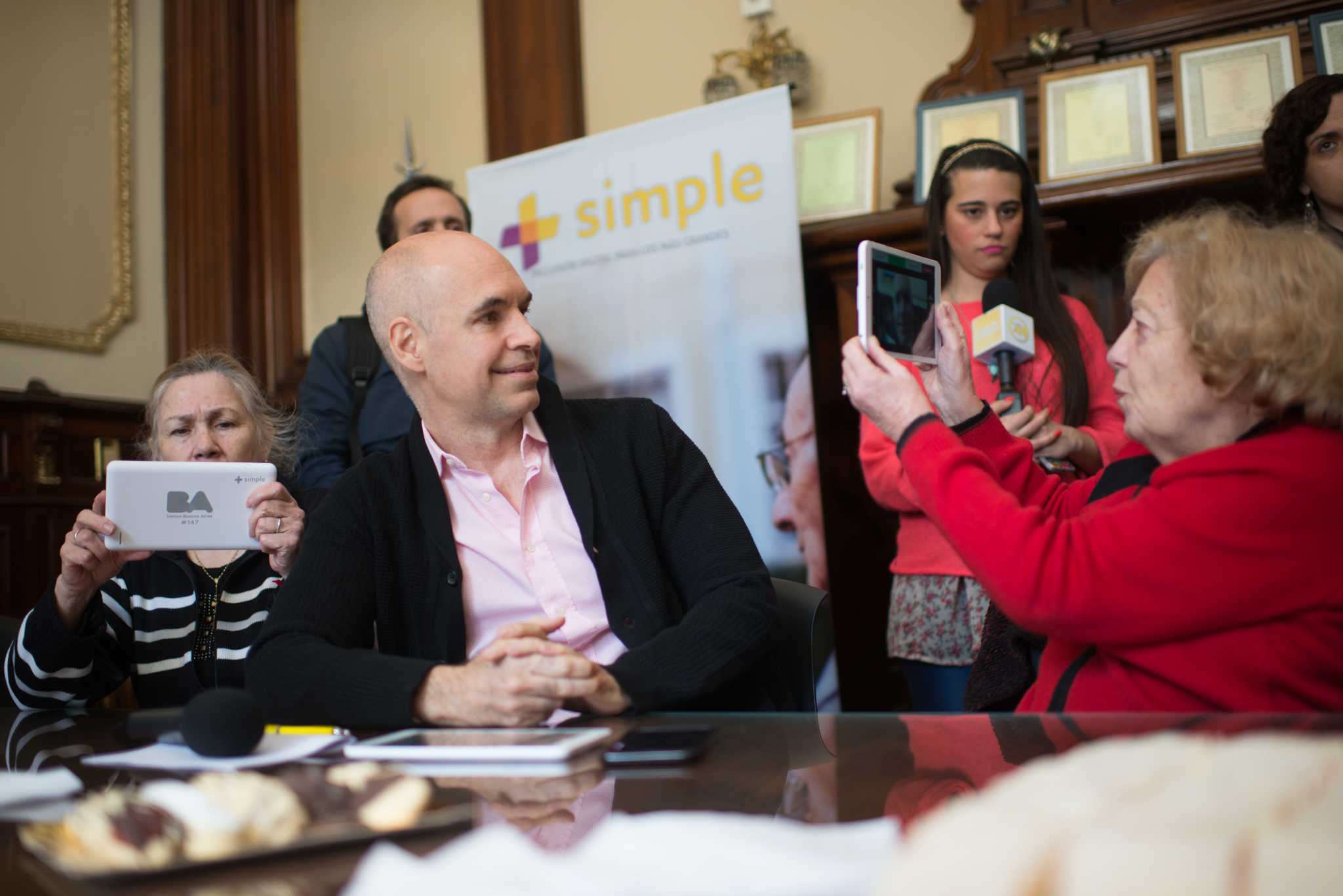 Entregaron nuevas tablets con +Simple a adultos mayores