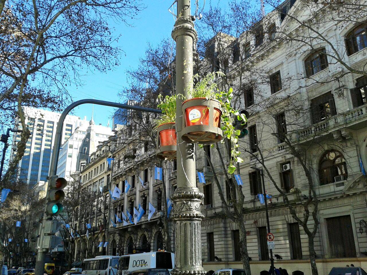 Se colocaron maceteros colgantes en la Av. De Mayo