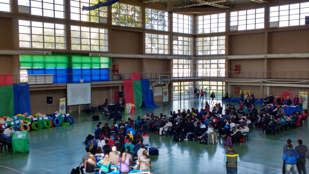 Se entregaron materiales deportivos para escuelas de educación superior