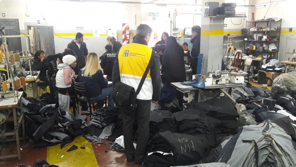 Allanan talleres textiles en los barrios de Flores y Floresta