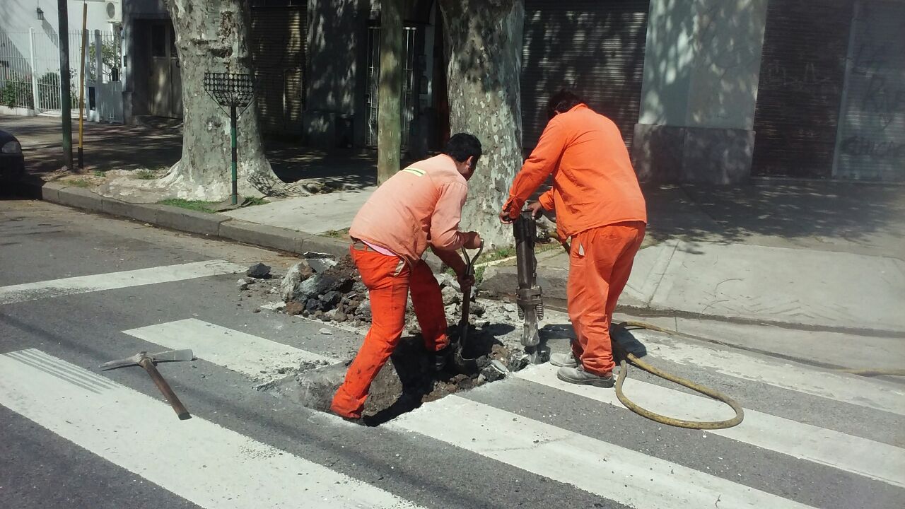Trabajos de asfalto, veredas y luminaria en la Comuna