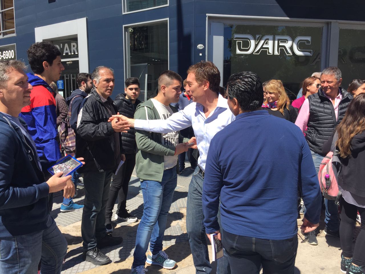 Santilli encabezó un nuevo timbreo en Belgrano  