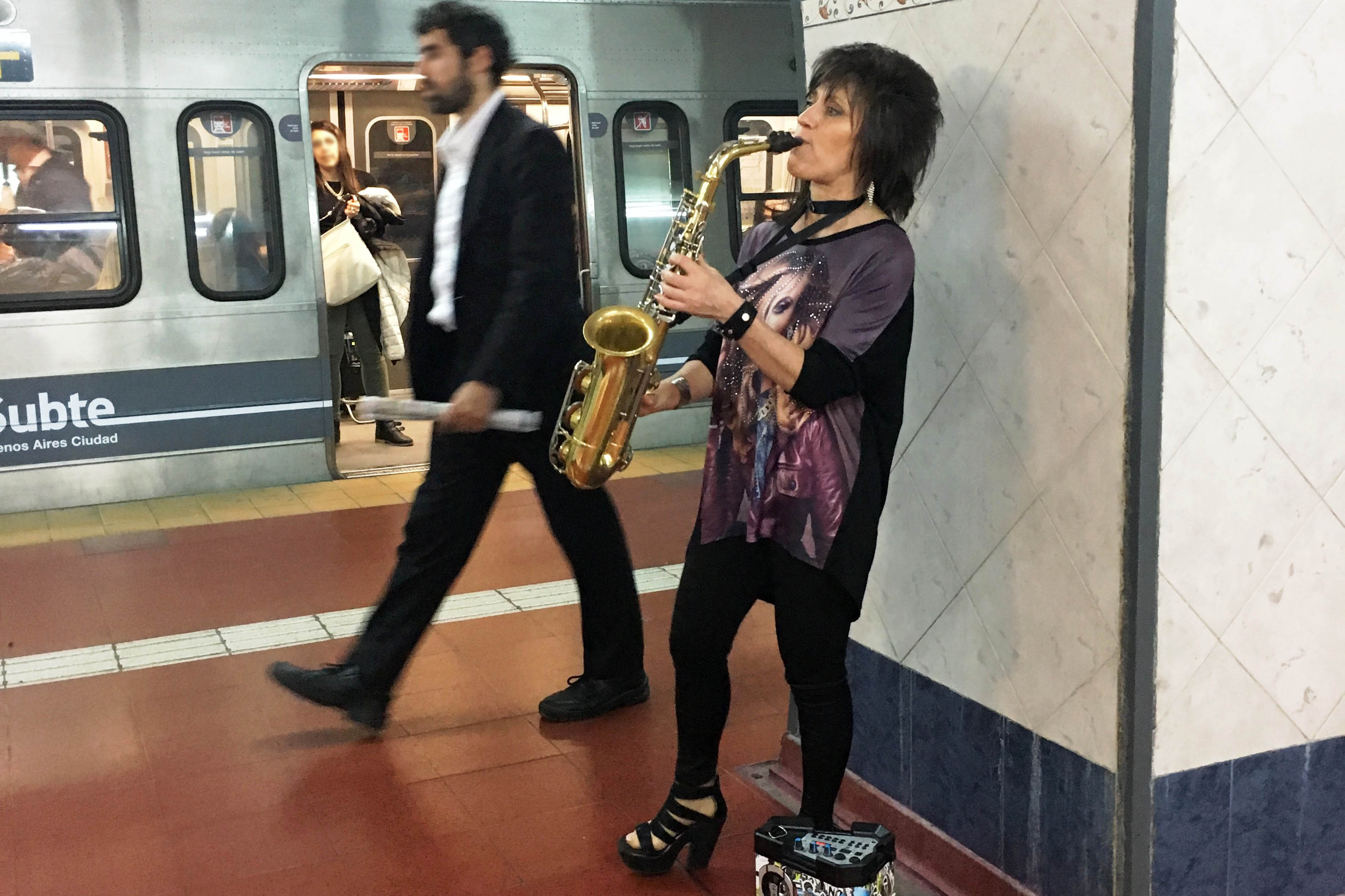 Saludamos a los músicos del subte en su día 