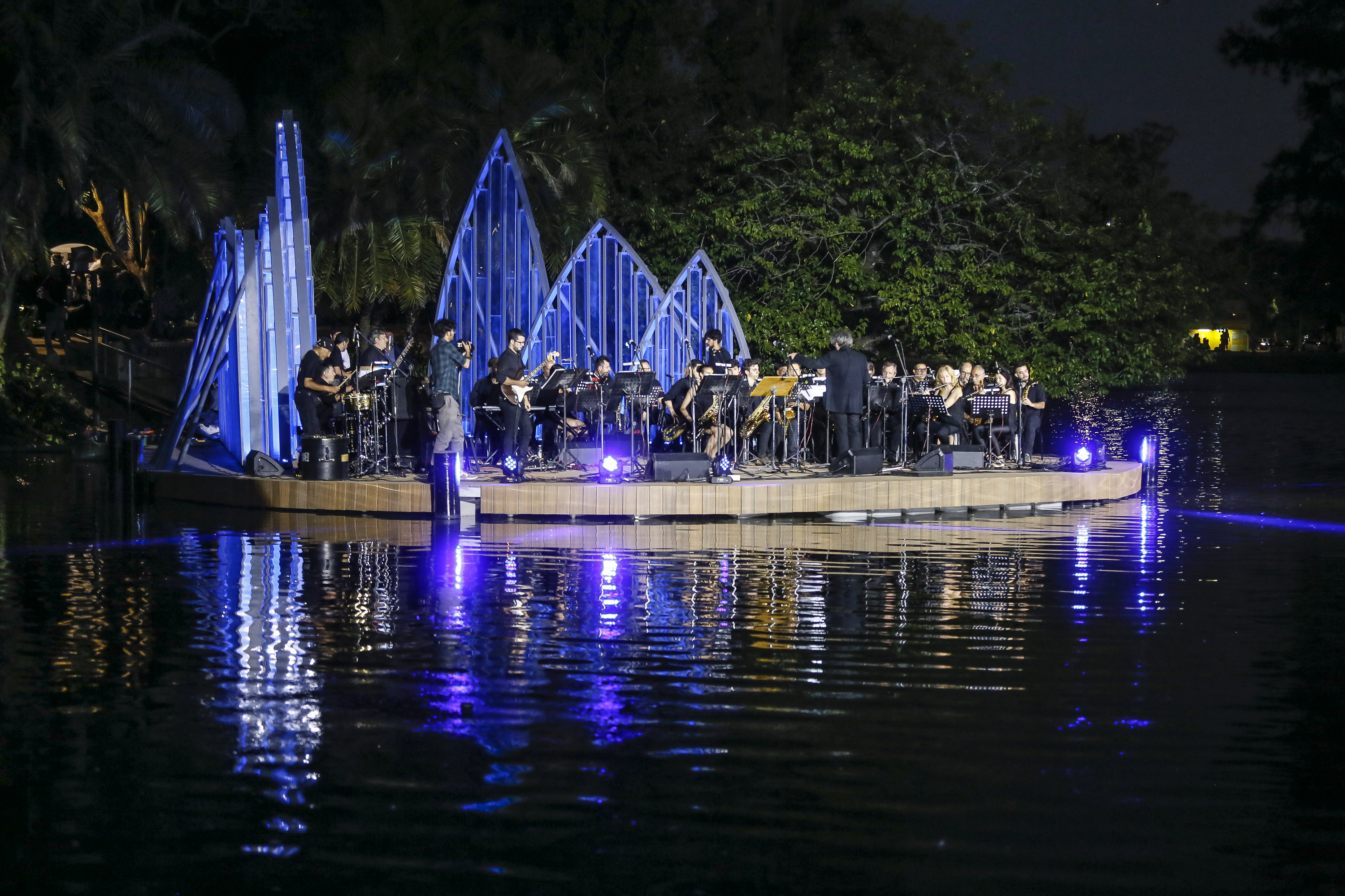 Recorrida en imágenes por La Noche de los Jardines en el Rosedal