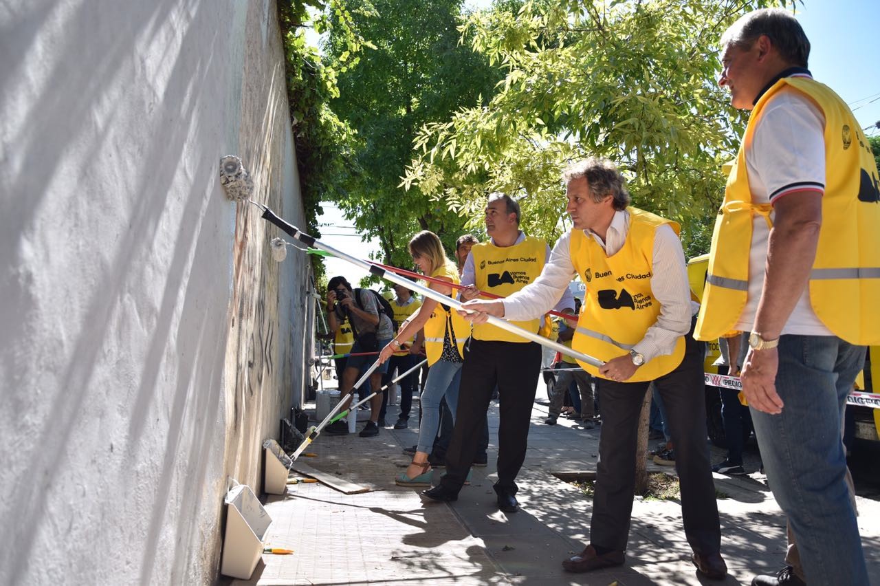 Un intensivo plan para limpiar los frentes vandalizados por graffitis