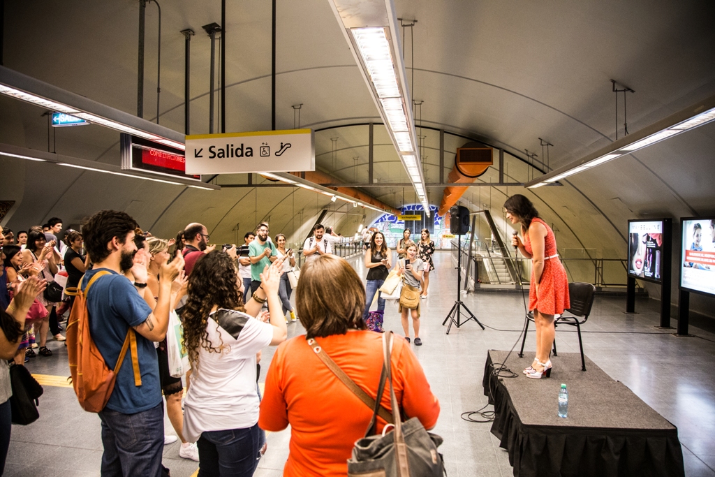Dalia Gutmann y un monólogo muy particular en la estación Las Heras de la Línea H