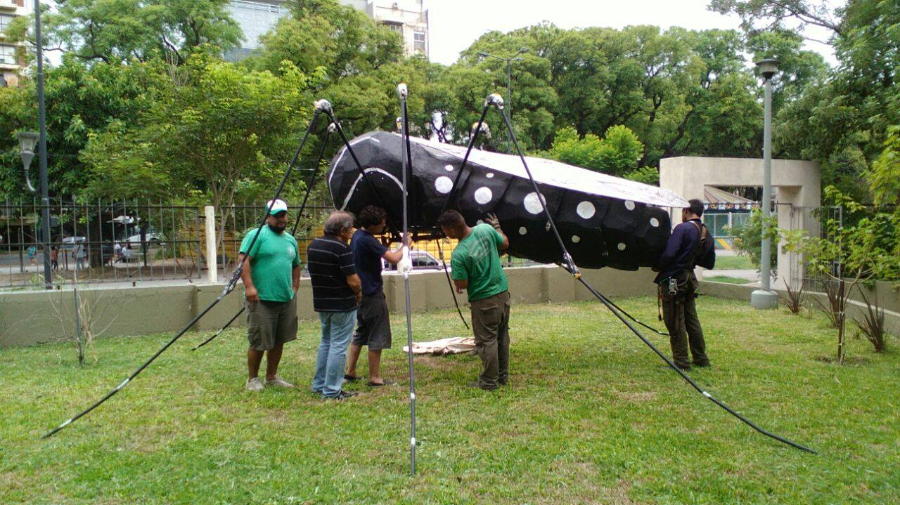 Para prevenir el dengue, una maqueta gigante con la forma del mosquito Aedes Aegypti en Parque Patricios