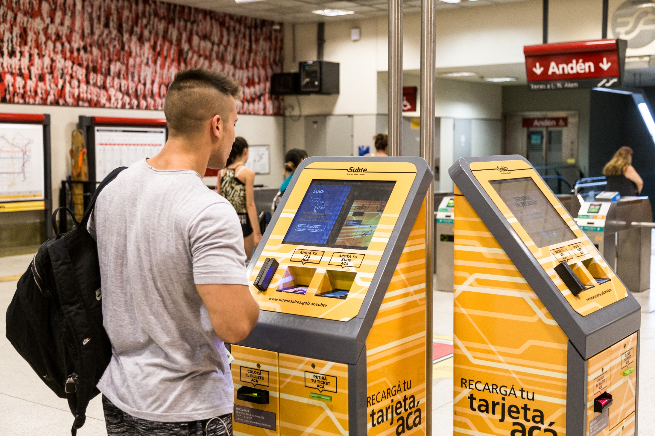 Las líneas B y H ya cuentan con máquinas de recarga de tarjeta SUBE