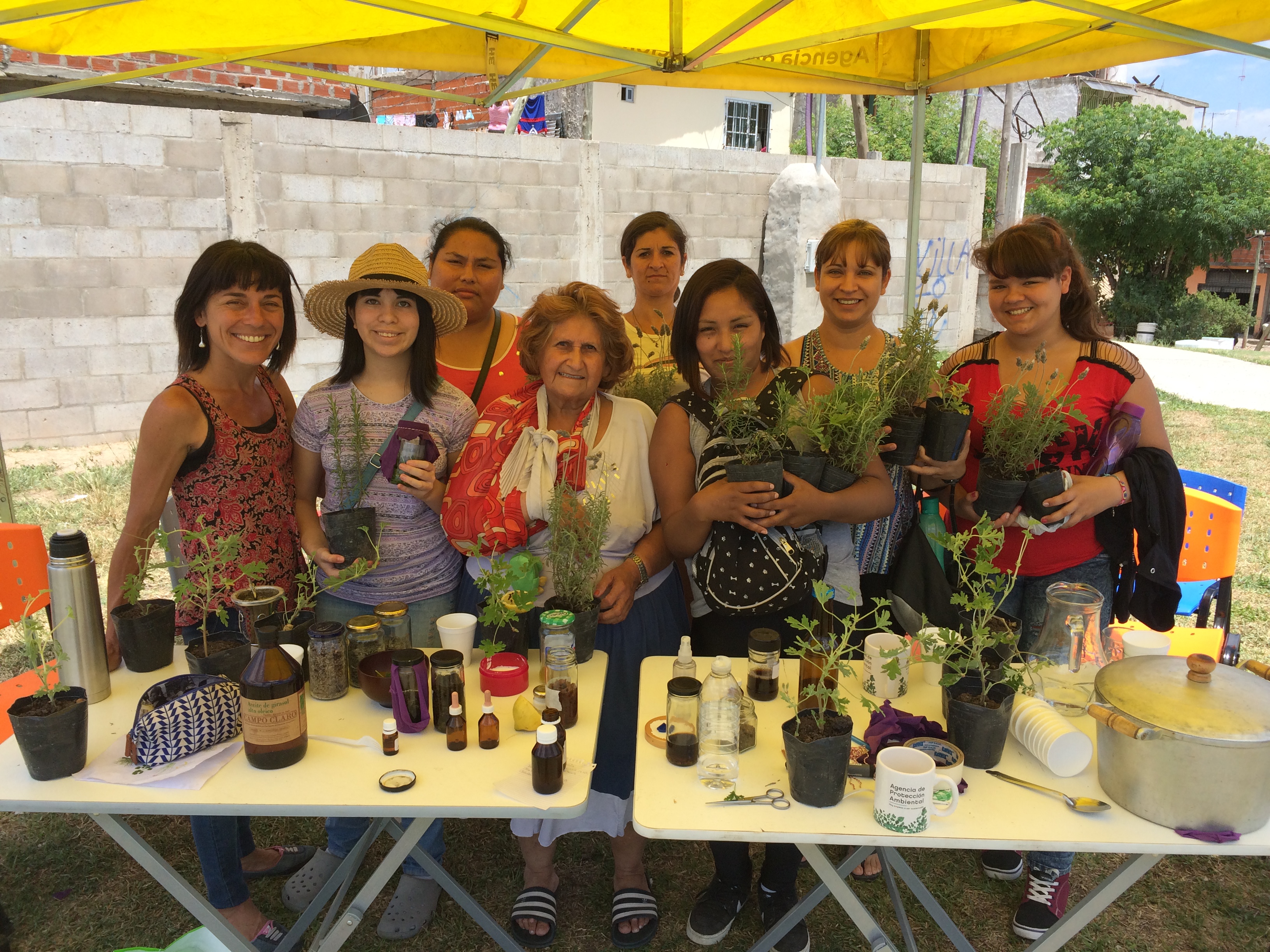 Vecinos de Barrio 20 aprendieron a producir repelentes naturales contra mosquitos