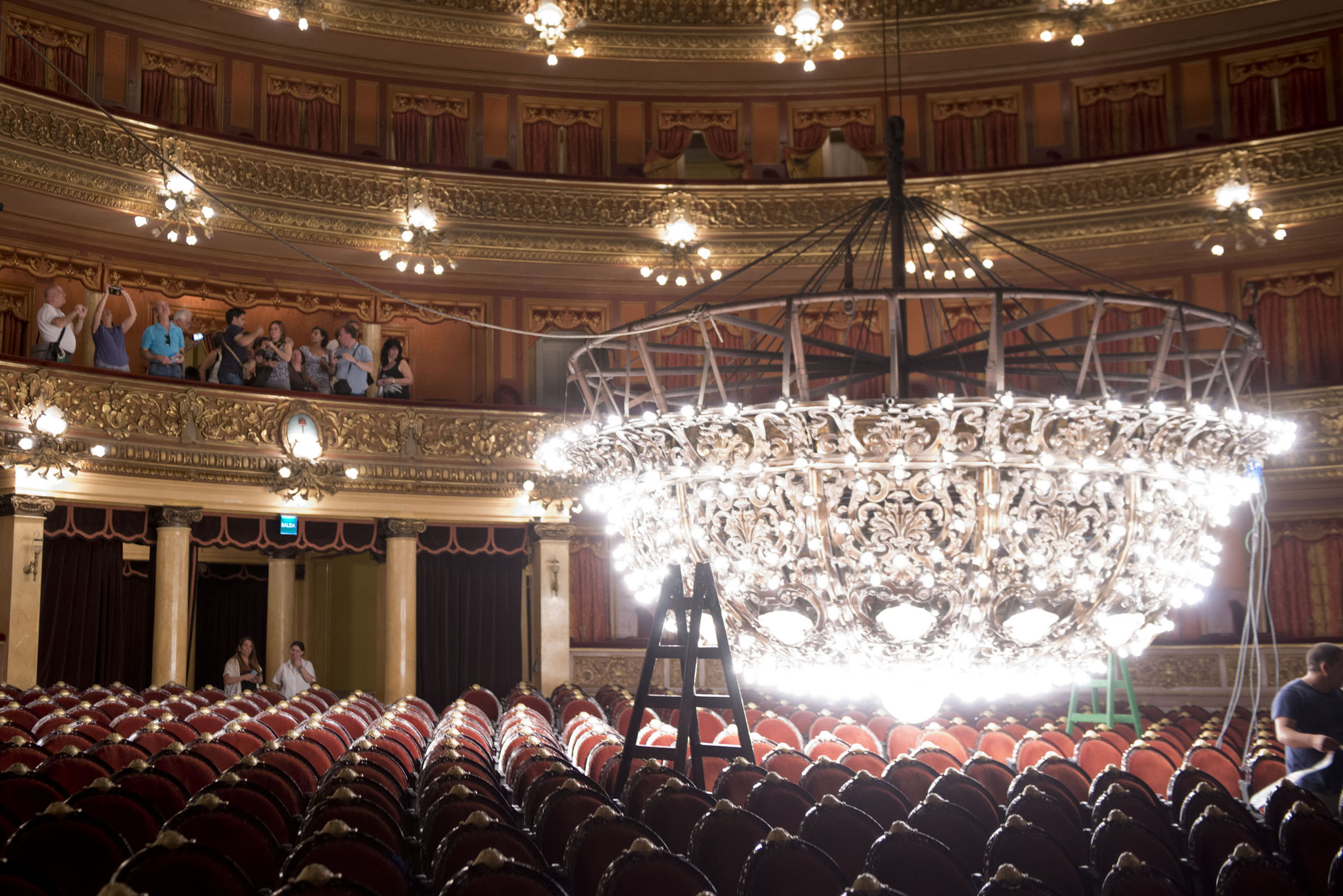La imponente araña del Teatro Colón, con más brillo