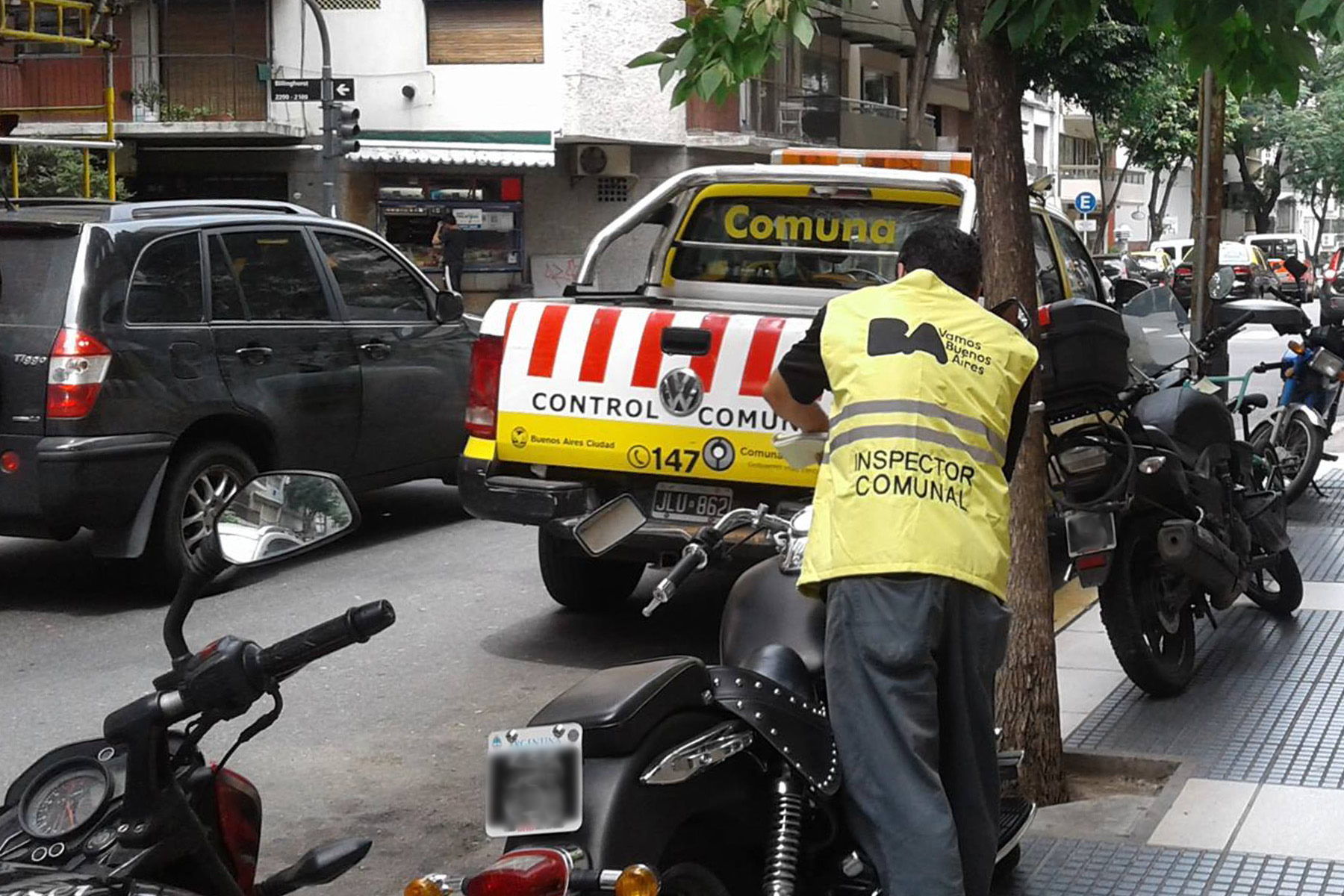 Inspectores comunales actúan sobre el ordenamiento vehicular