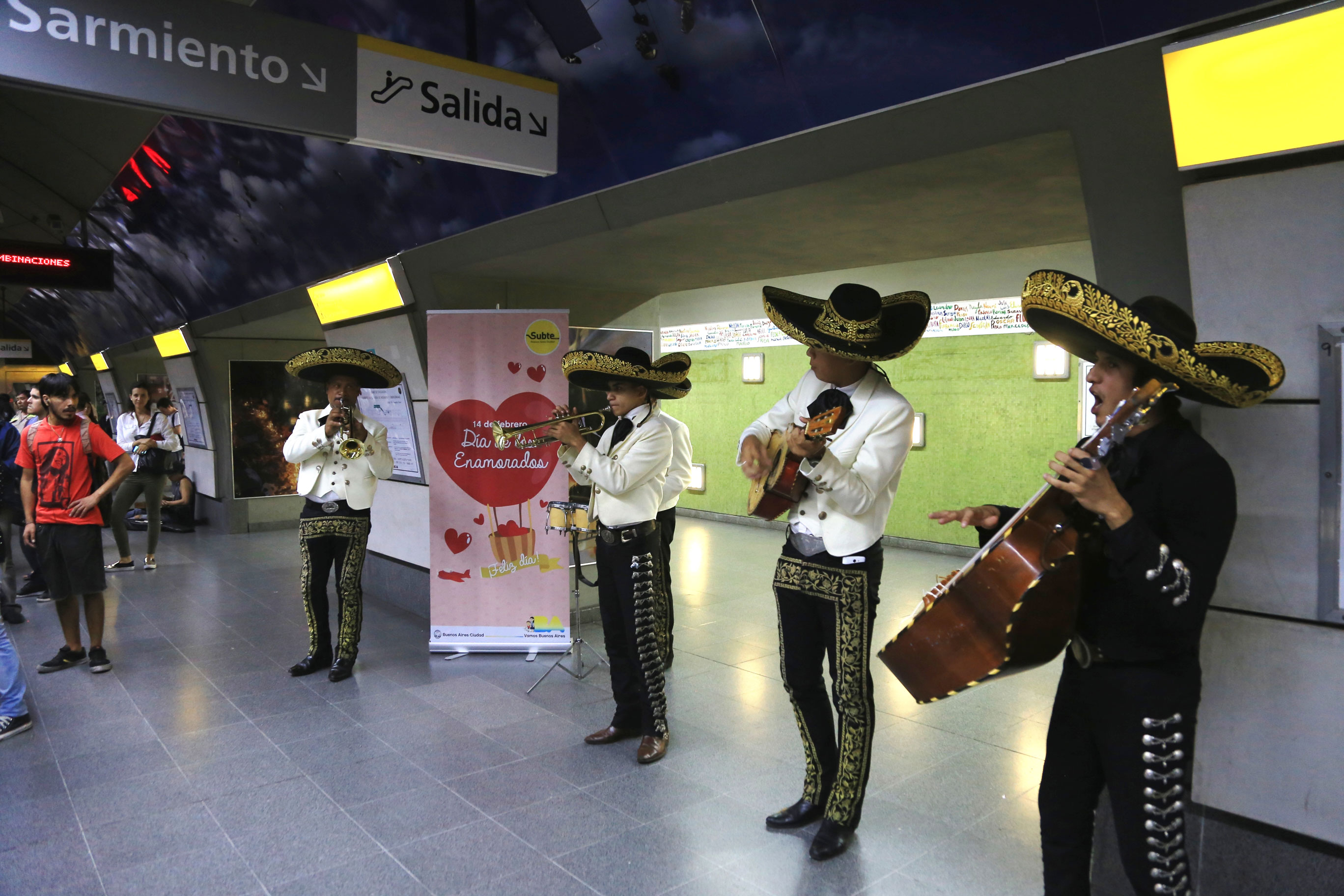 Festejamos el Día de los Enamorados con un show de Mariachis en la Línea H