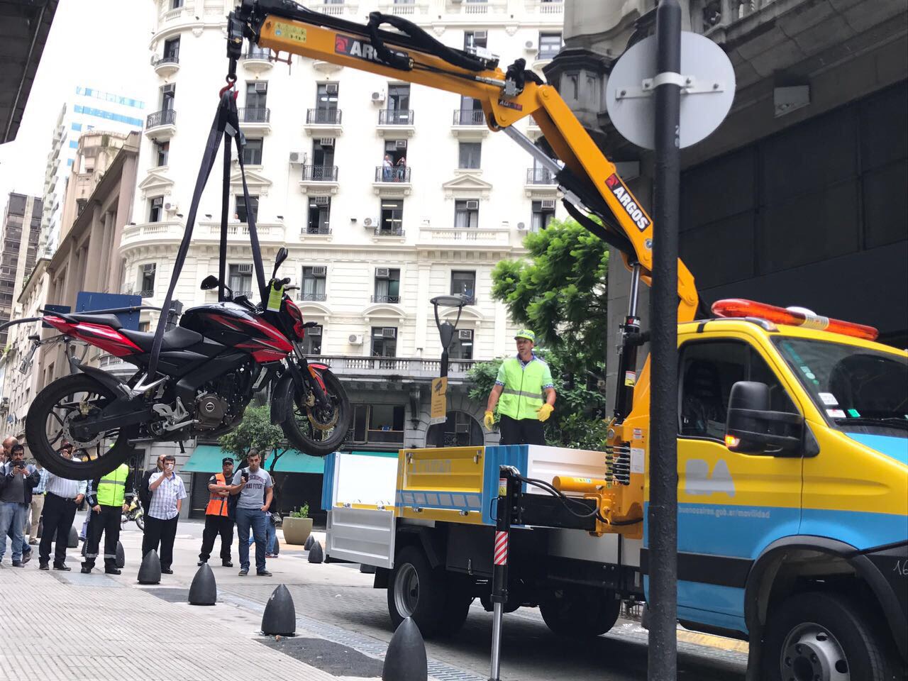 Area Microcentro: se incorporan tres grúas para remover motos mal estacionadas