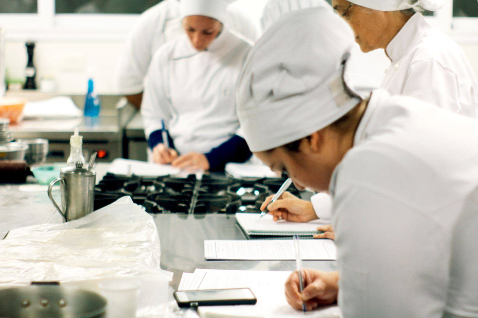 100 becados de Gastronomía y Hotelería, 100 jóvenes que potencian su camino.