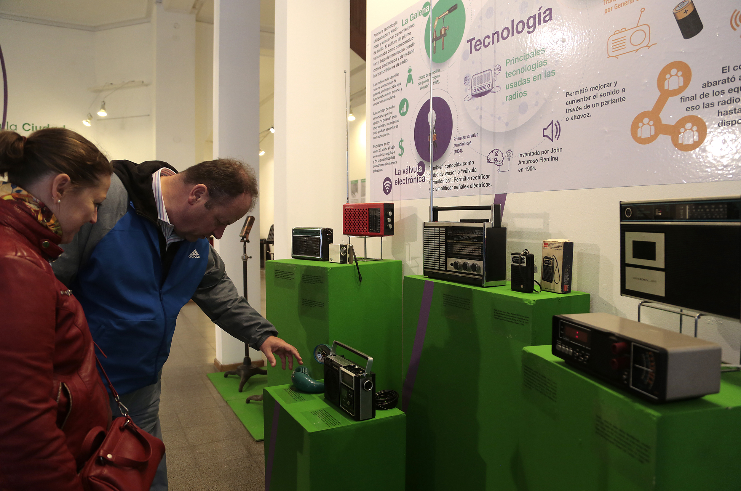 Fotogalería: un viaje al pasado por los 90 años de la radio en la Ciudad 