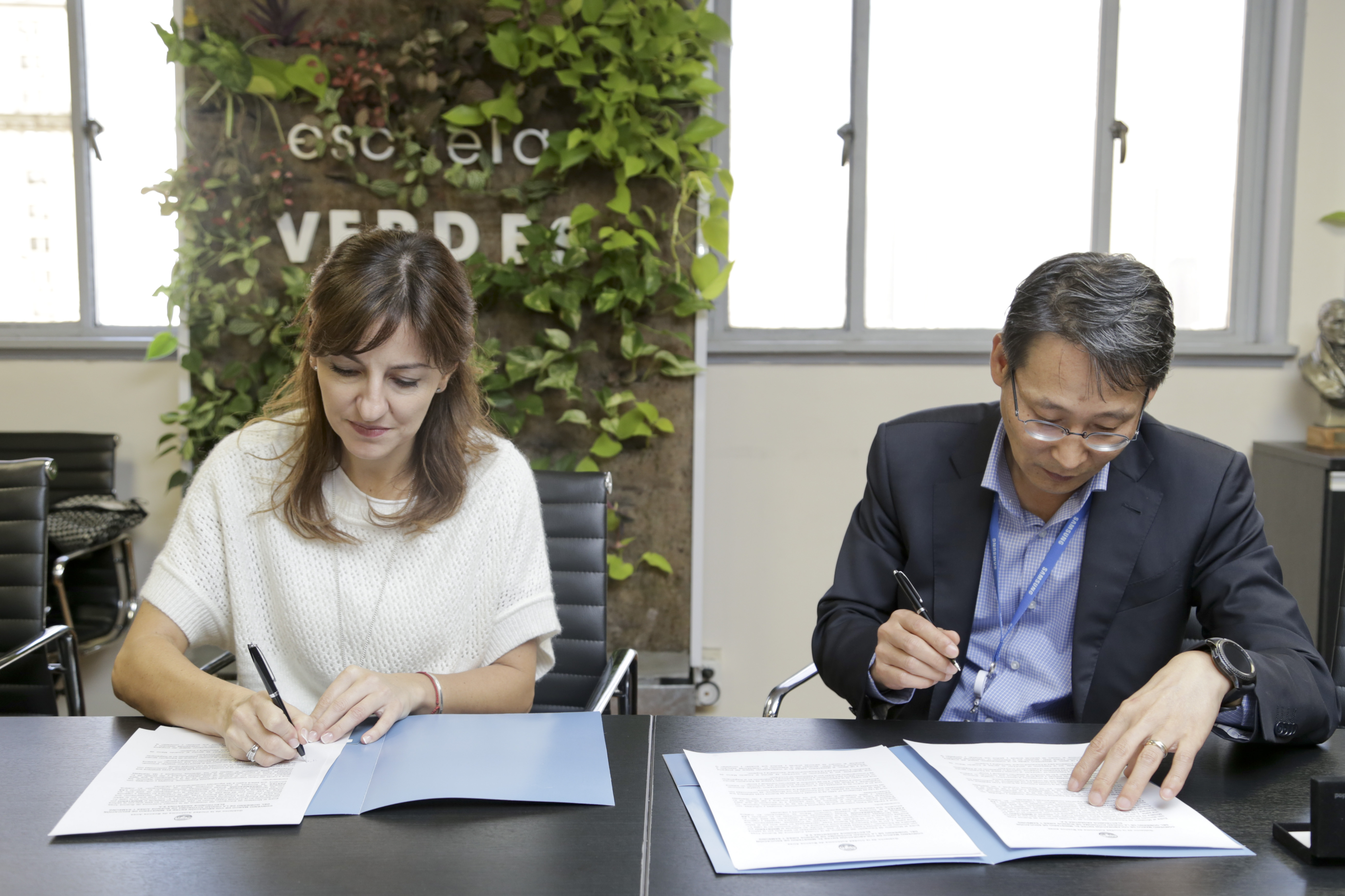 Firma de convenio “Terminá la Secundaria” con Samsung Electronics Argentina SA