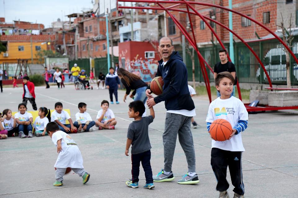 Una clínica de basquet en Los Piletones