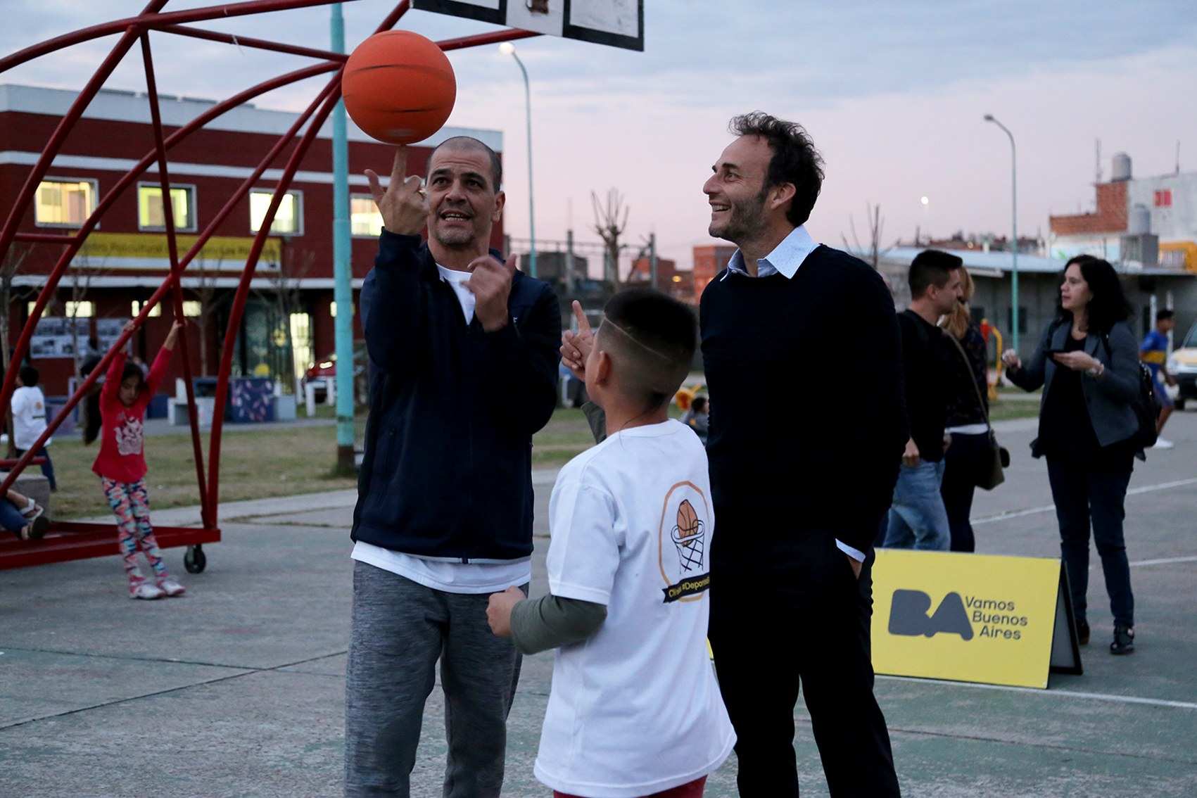 La Generación Dorada de básquet transmitió sus valores a cientos de chicos