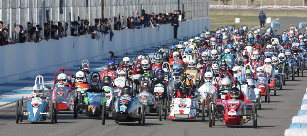Alumnos y docentes diseñan, construyen y conducen vehículos ecológicos en el Desafío ECO.