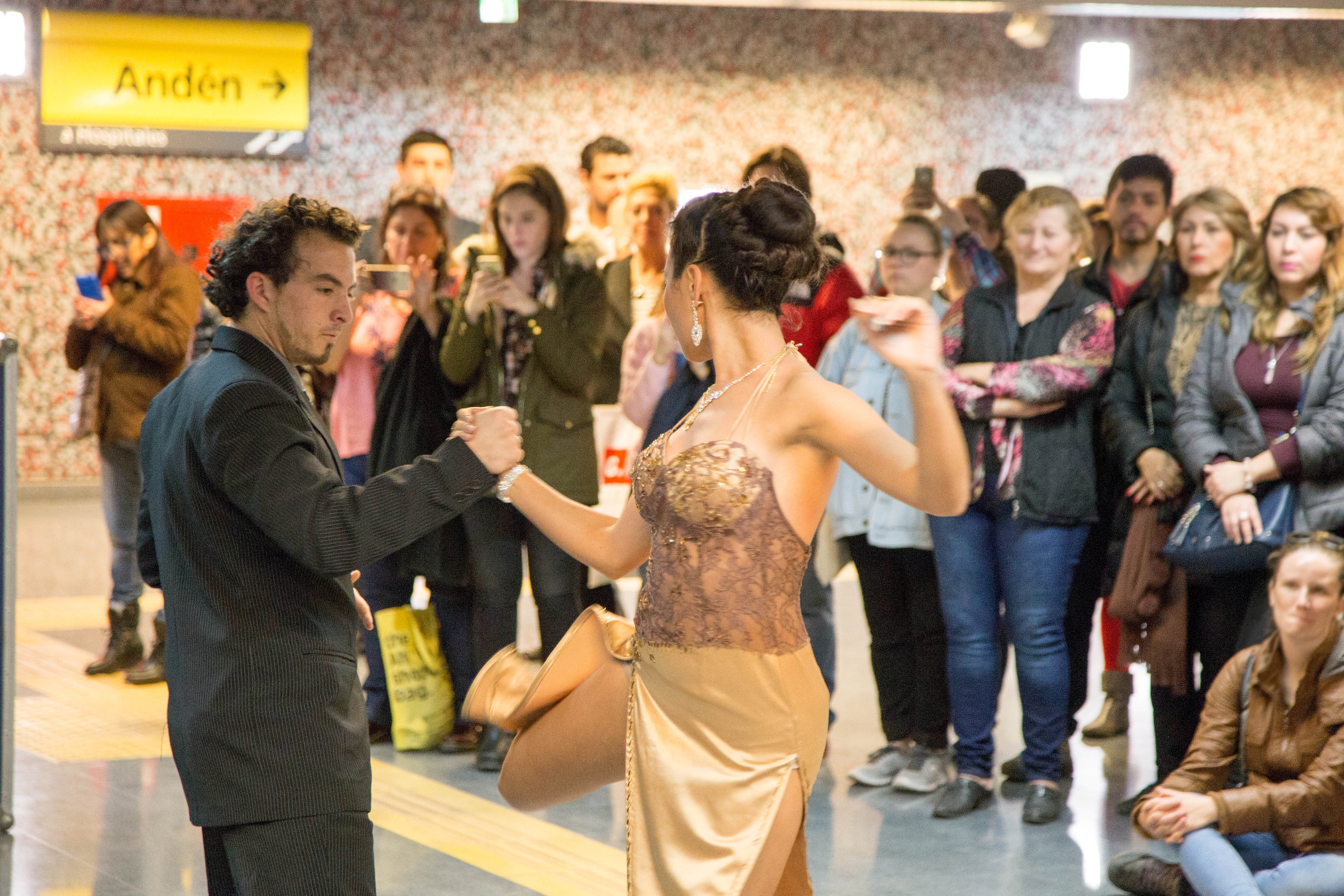 Entre tangos y milongas en la Línea H