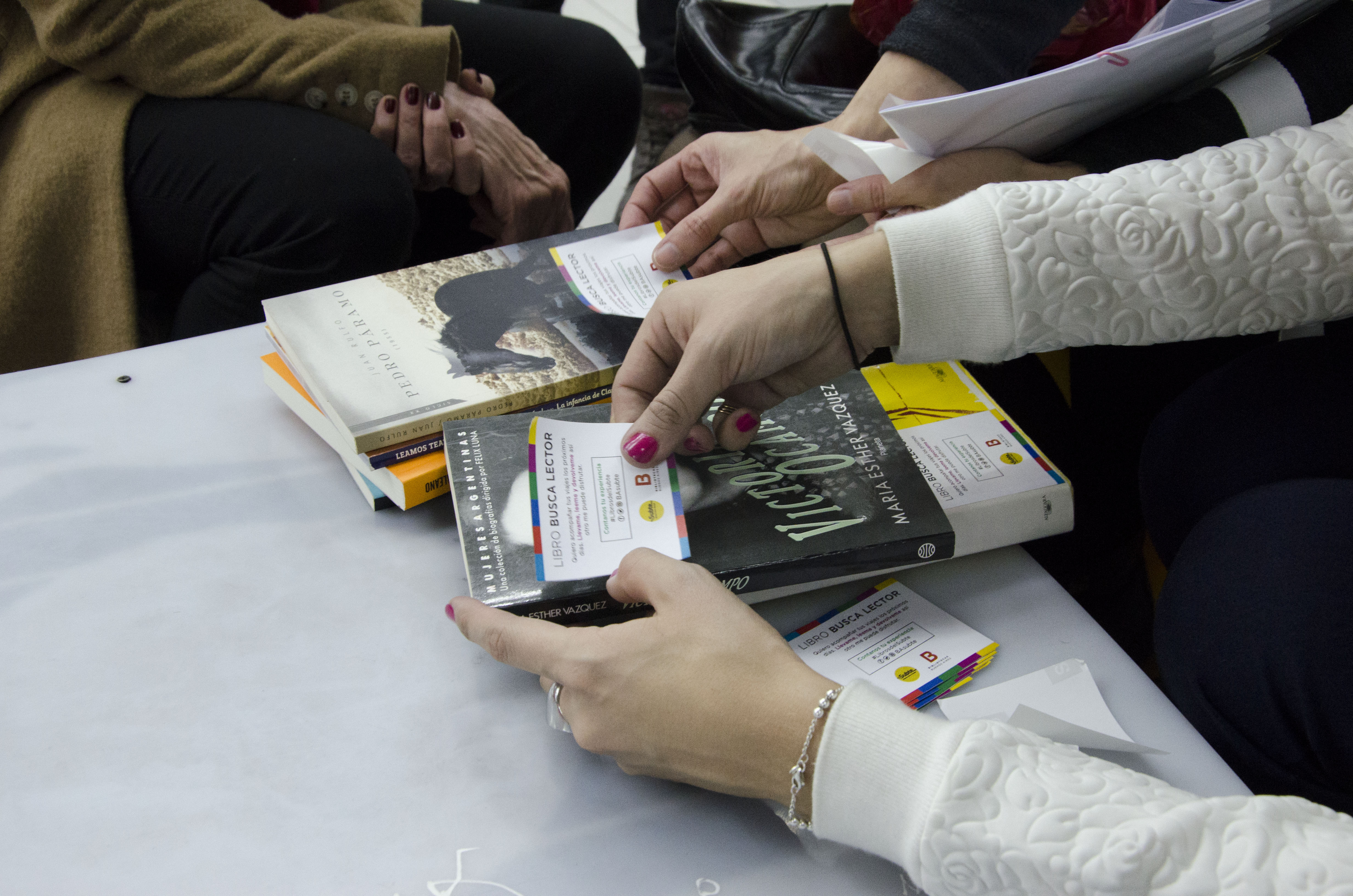 El subte festeja el Día del Lector con una suelta de libros 