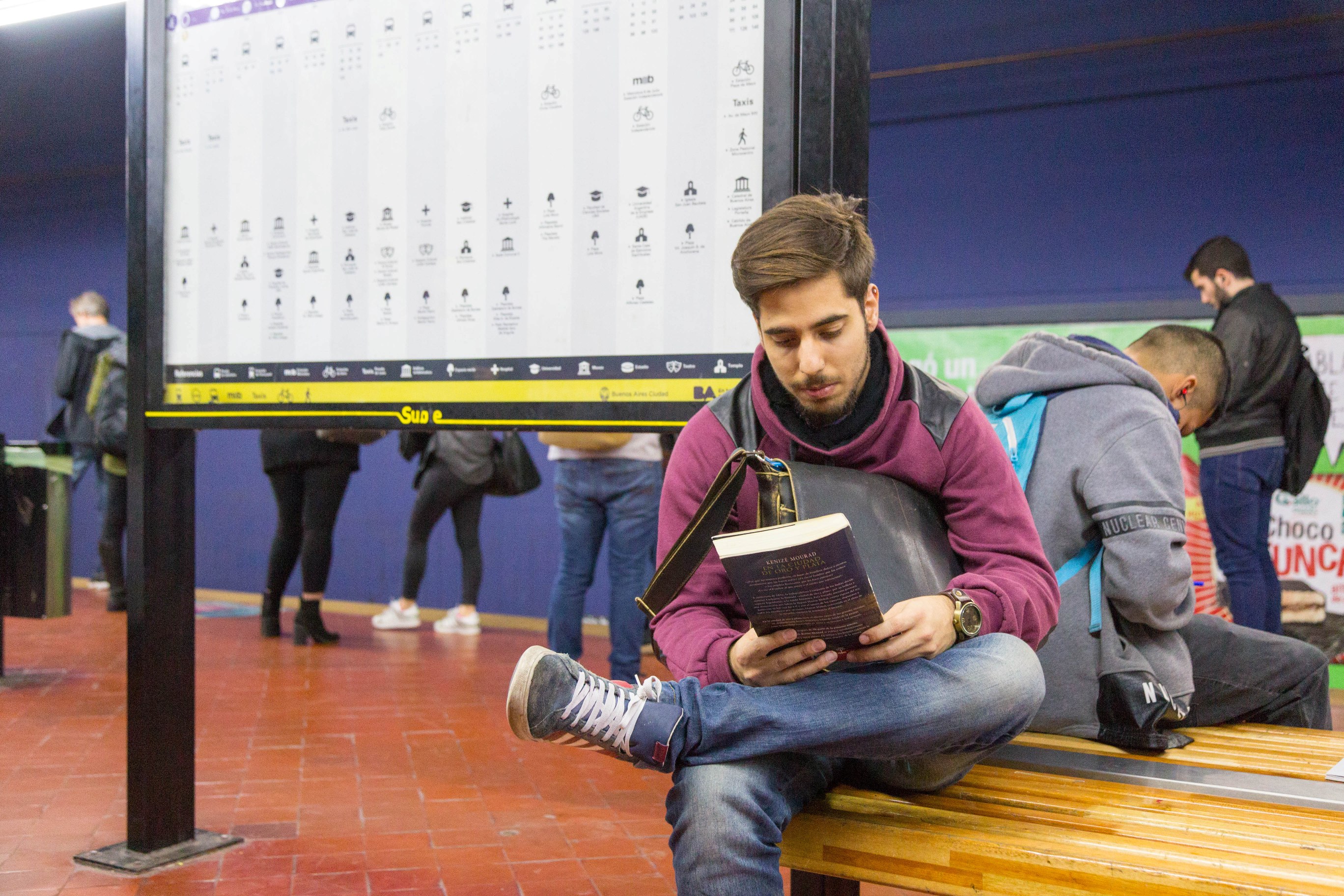 Libro busca lector en el subte