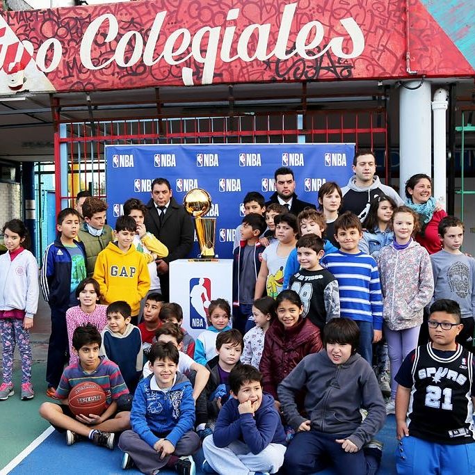 Chicos y grandes podrán cumplir el sueño de sacarse una foto con el trofeo de la NBA