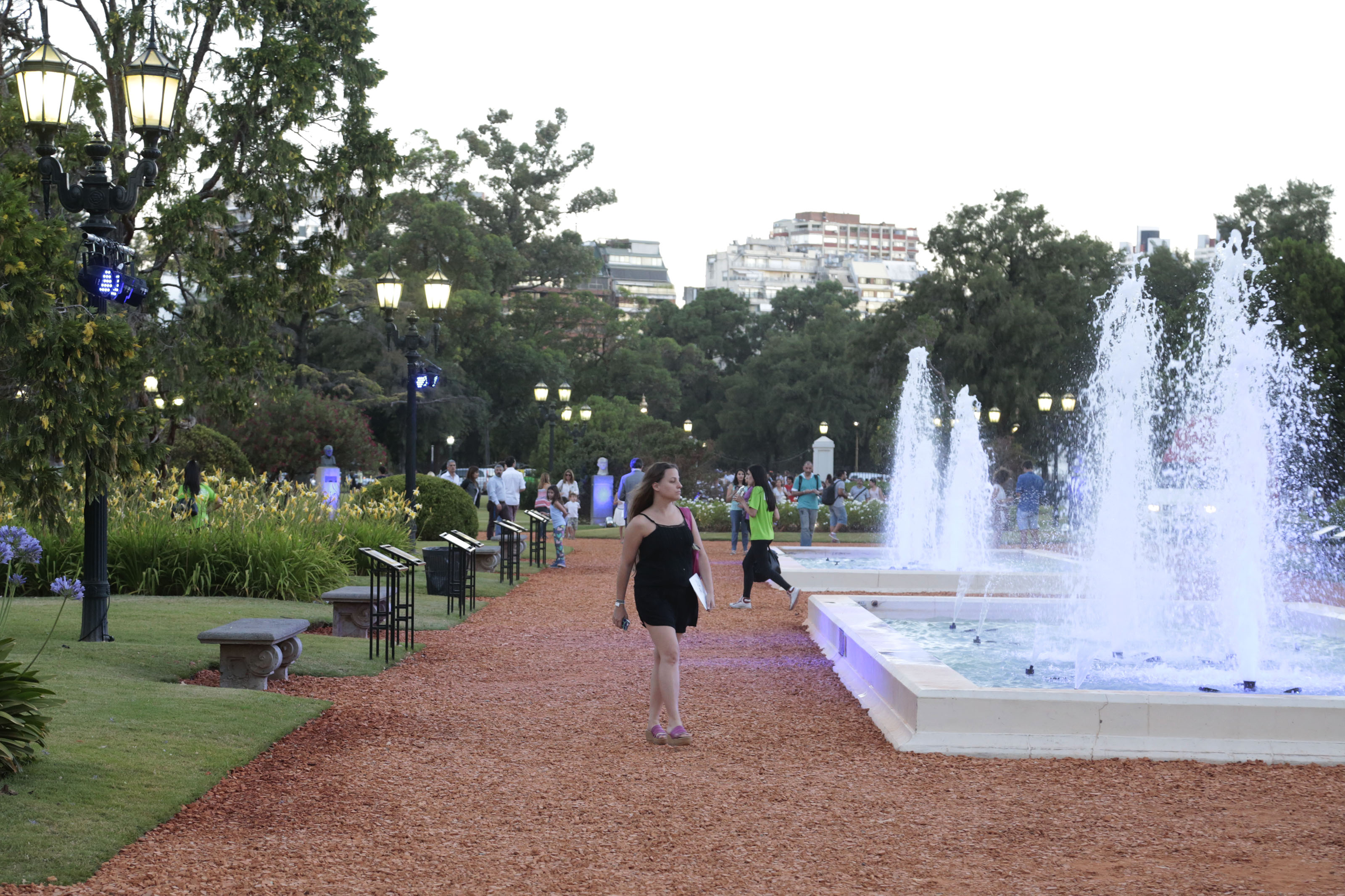 Se podrán rendir homenajes con placas en los bancos de las plazas 