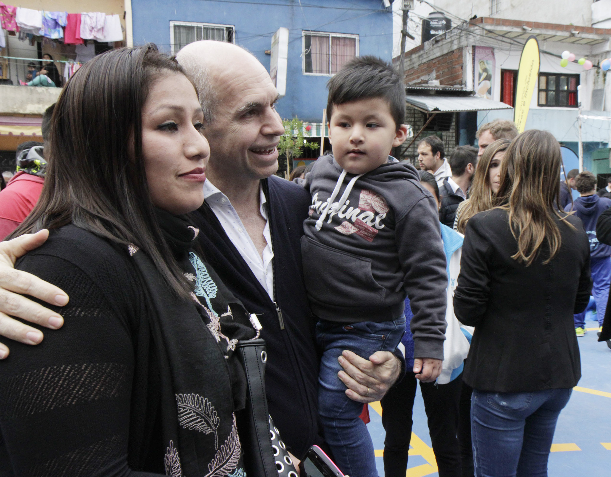 Inauguración de una cancha multiuso en el Barrio 1-11-14