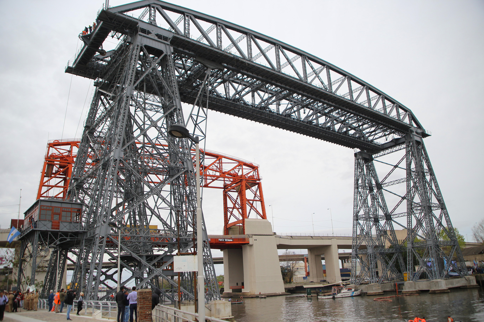 Los vecinos volvieran a cruzar el Riachuelo en el Puente Transbordador de La Boca 