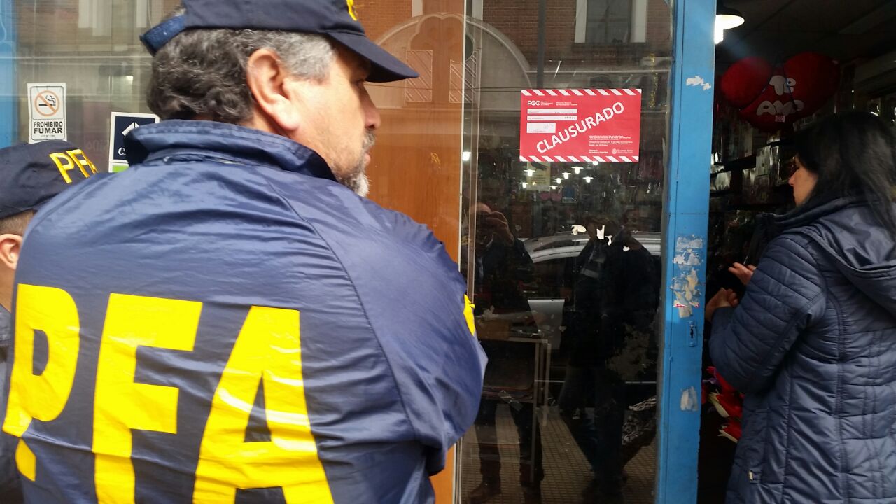 Clausuran comercio de productos chinos en Liniers