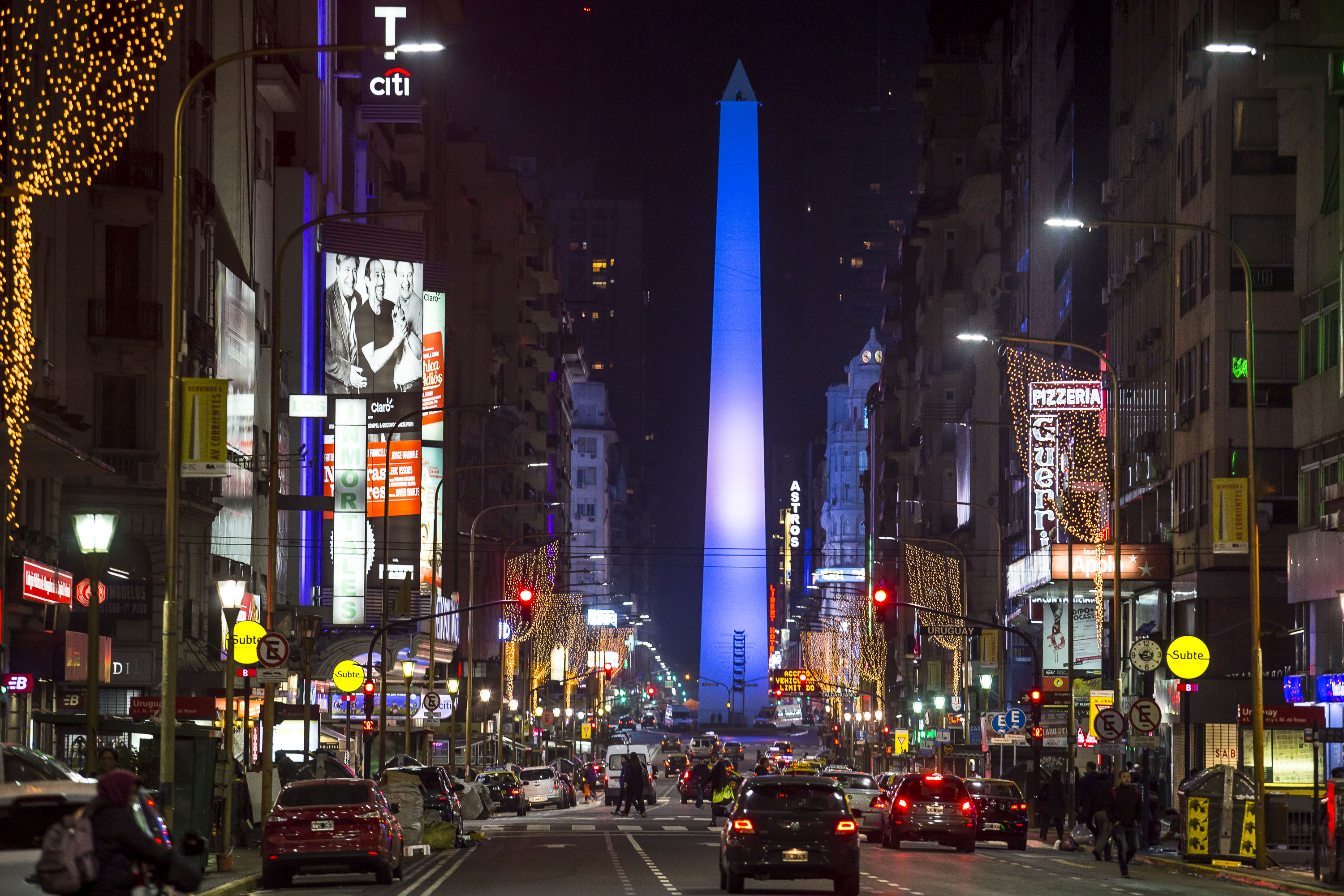 El Obelisco se viste de celeste y blanco para alentar a la Selección contra Perú