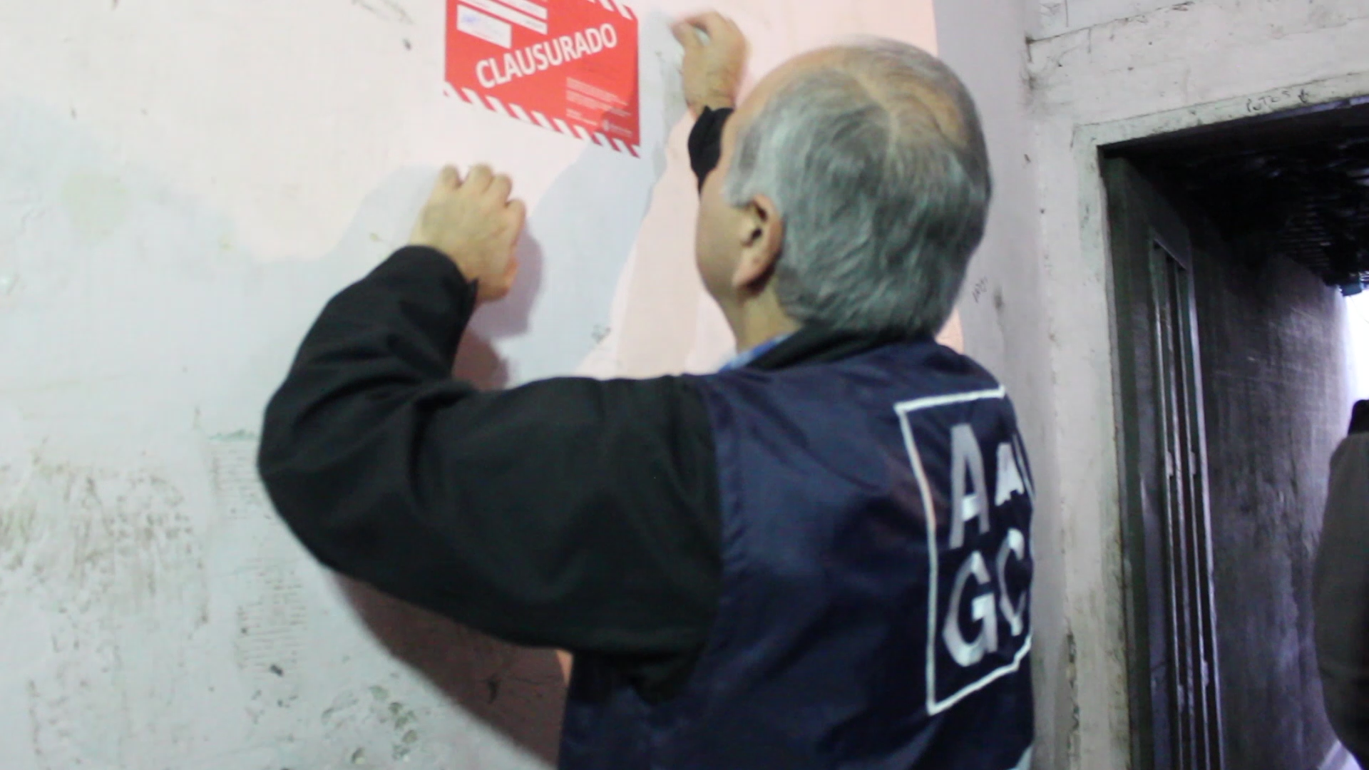 Golpe contra la venta ilegal: La AGC clausuró 2 depósitos de manteros en Liniers