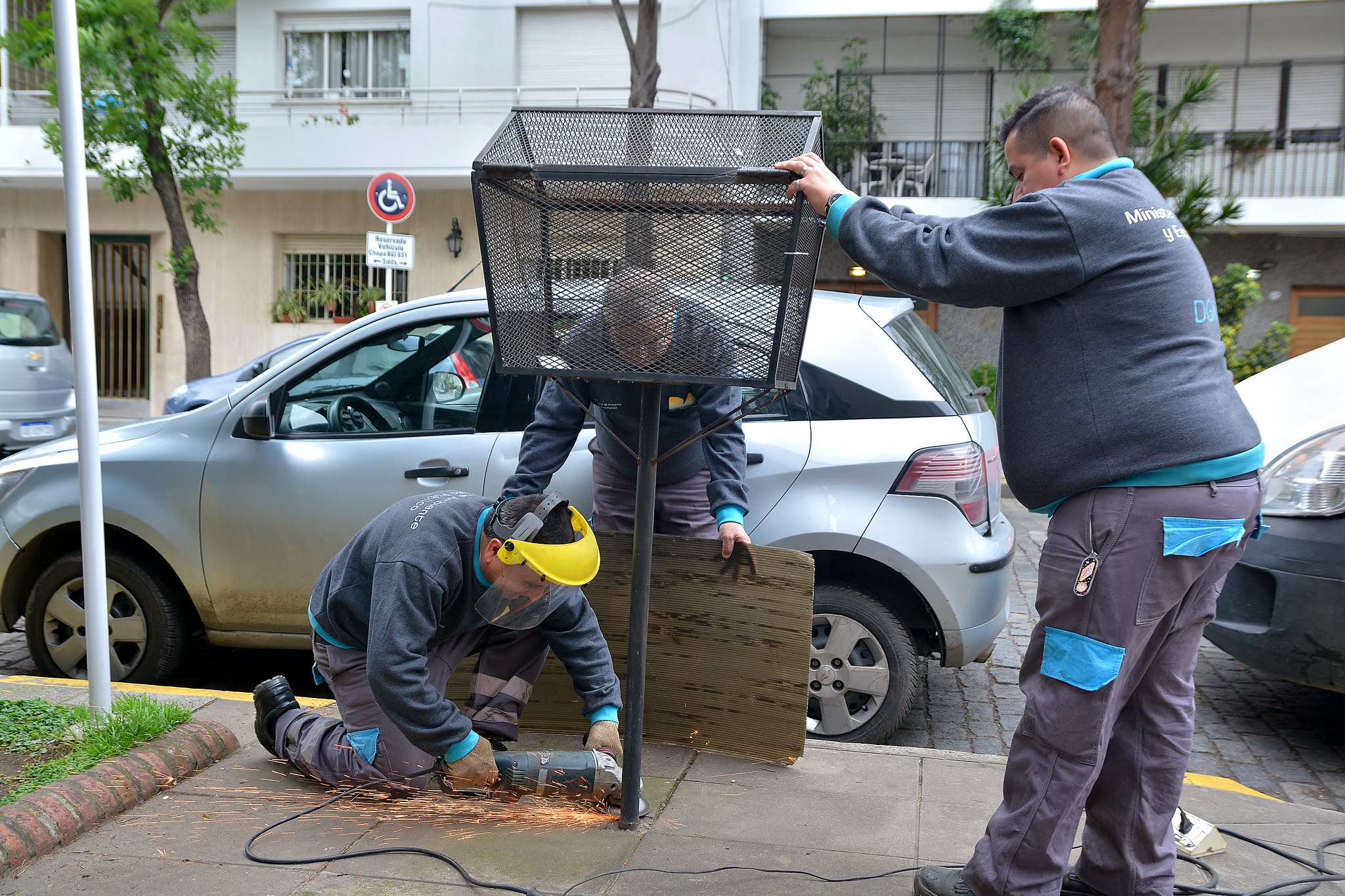 Retiran los antiguos canastos de basura de las veredas