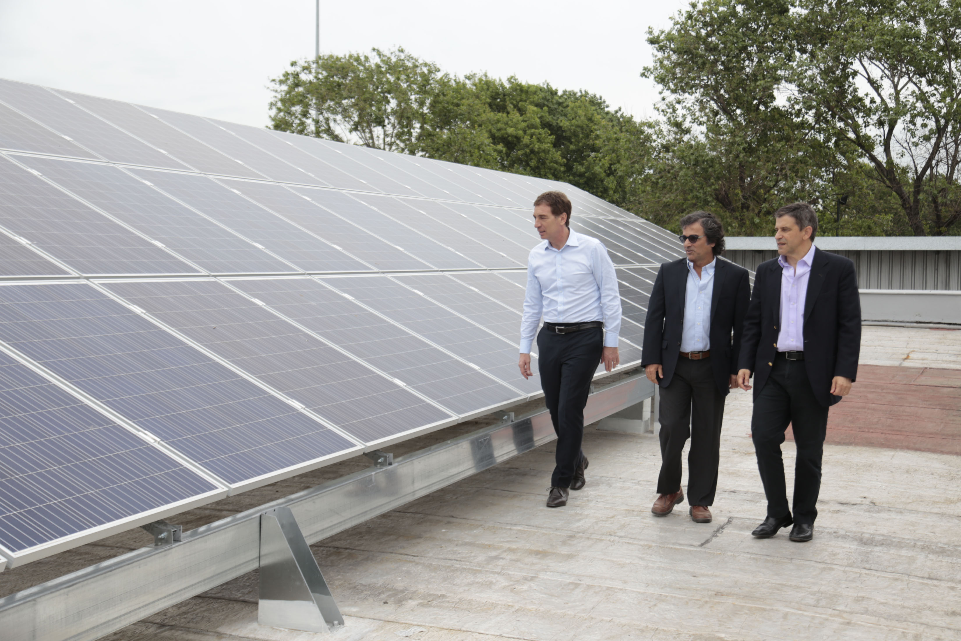 Diego Santilli visitó el Peaje Parque Avellaneda, que cuenta con paneles solares