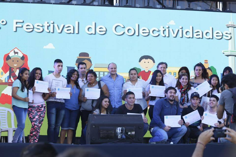 Entrega de certificados a los egresados del Curso de Introducción al Trabajo en el Barrio 1.11.14