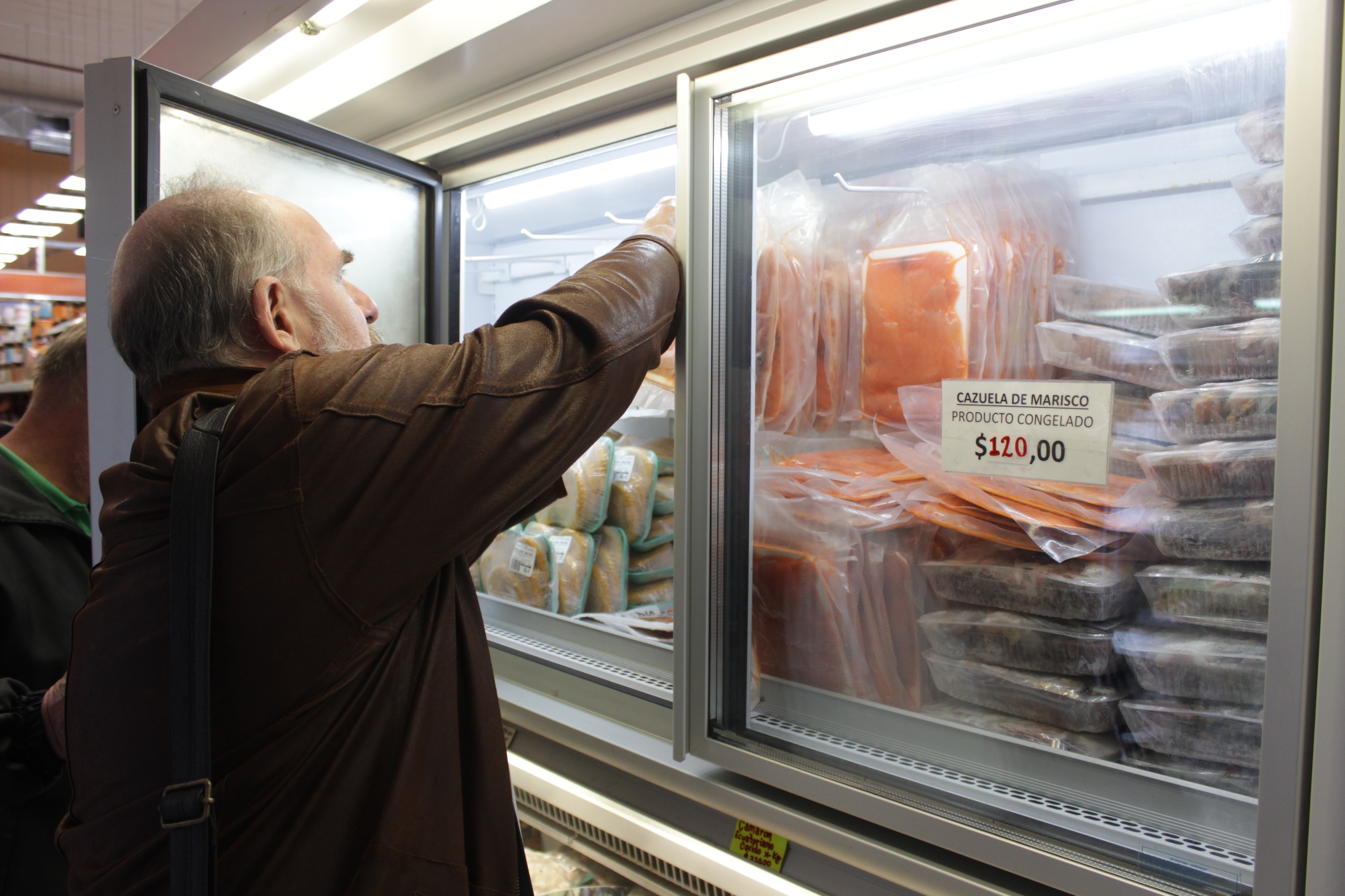 Decomisan 150 kilos de moluscos en pescadería del barrio chino