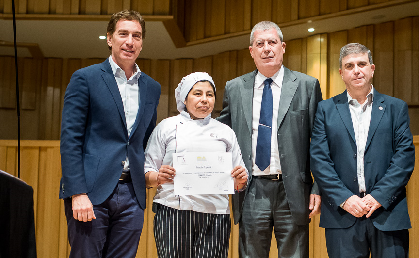 Santilli entregó diplomas de #Potenciate a egresados en gastronomía