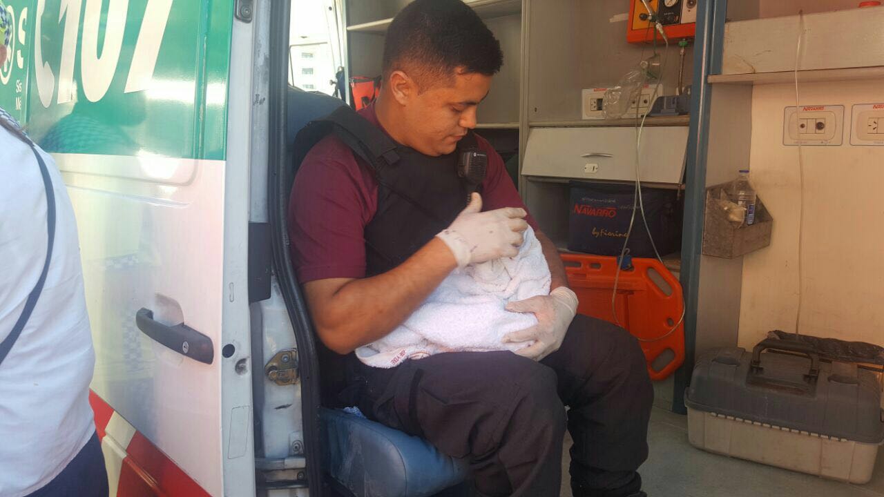Tres policías ayudaron a dar a luz a una mujer