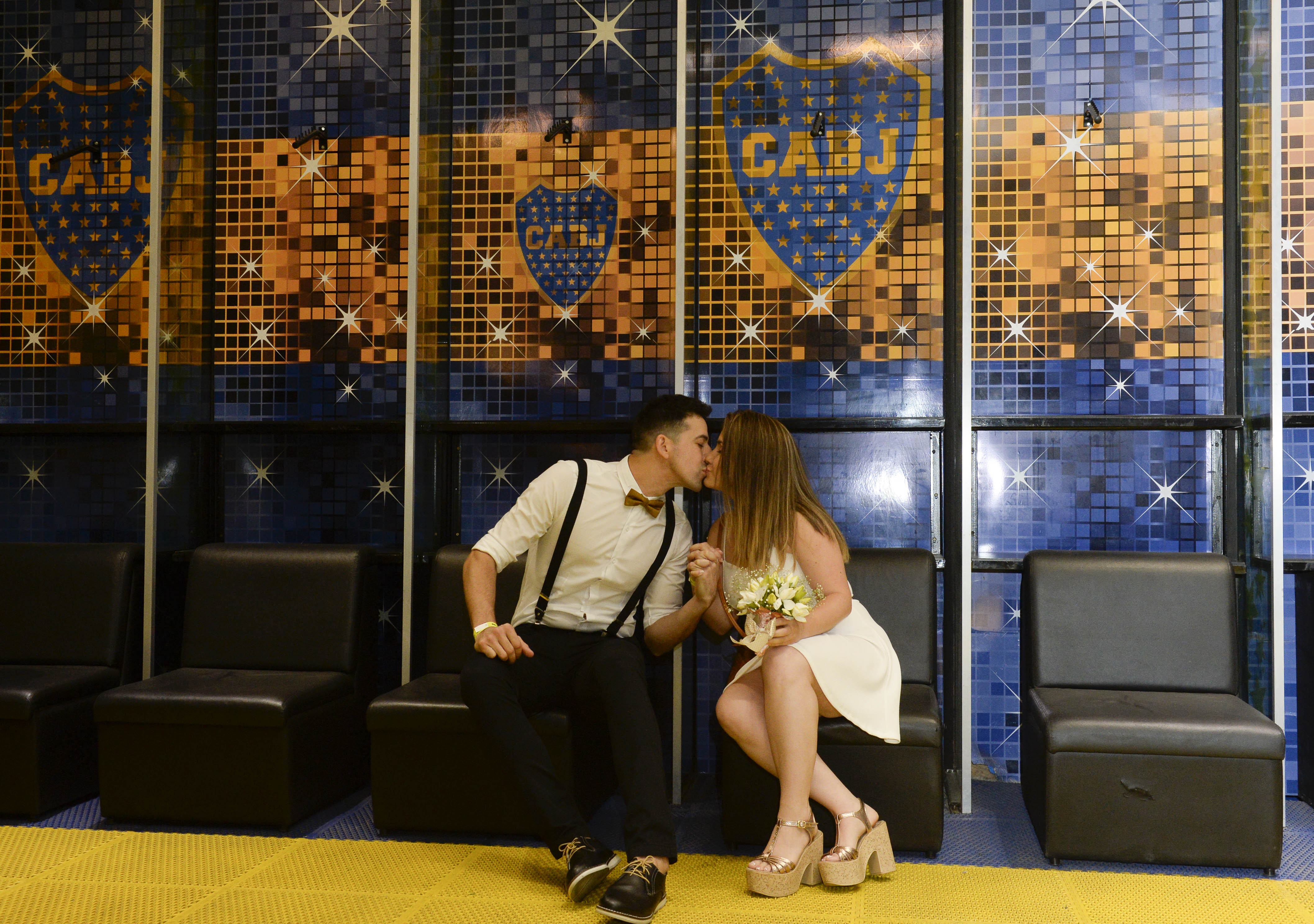 Doce parejas cumplieron el sueño de casarse en La Bombonera