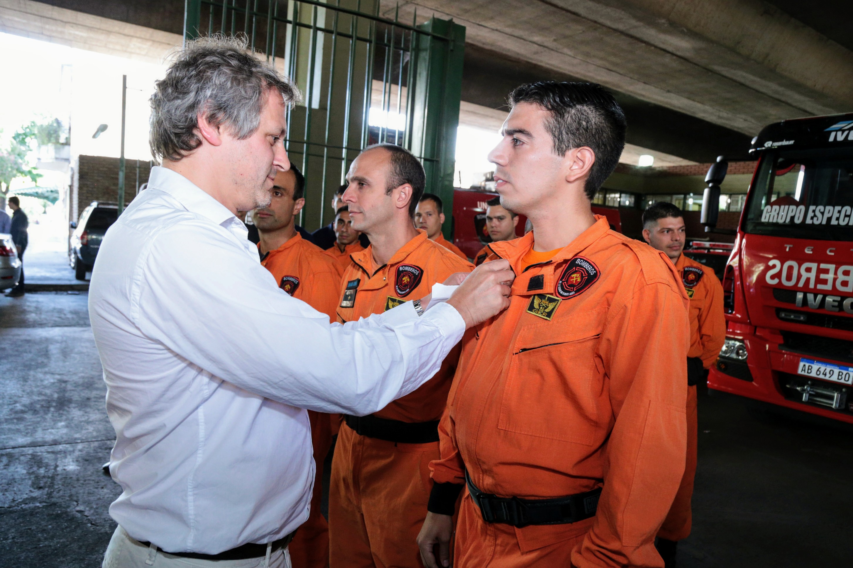 Felipe Miguel reconoció a los bomberos que salvaron la vida de un vecino