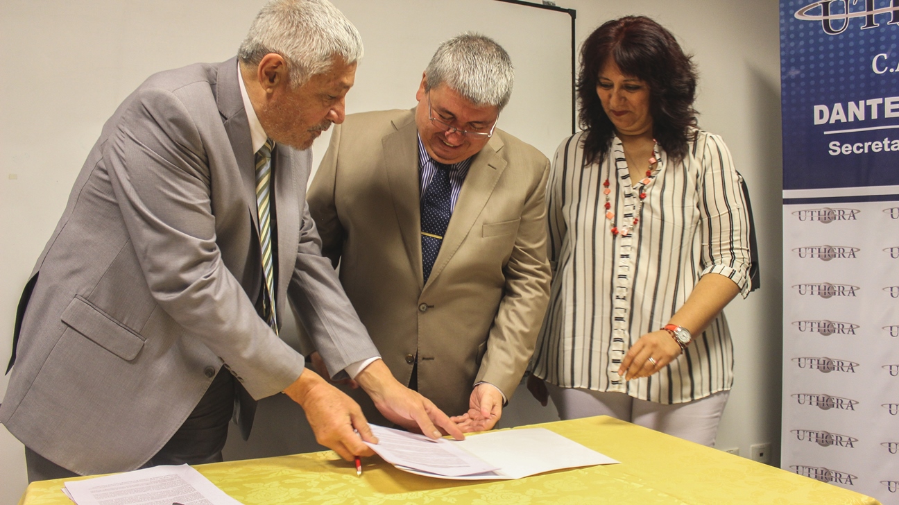 Firma de convenio de la AGC