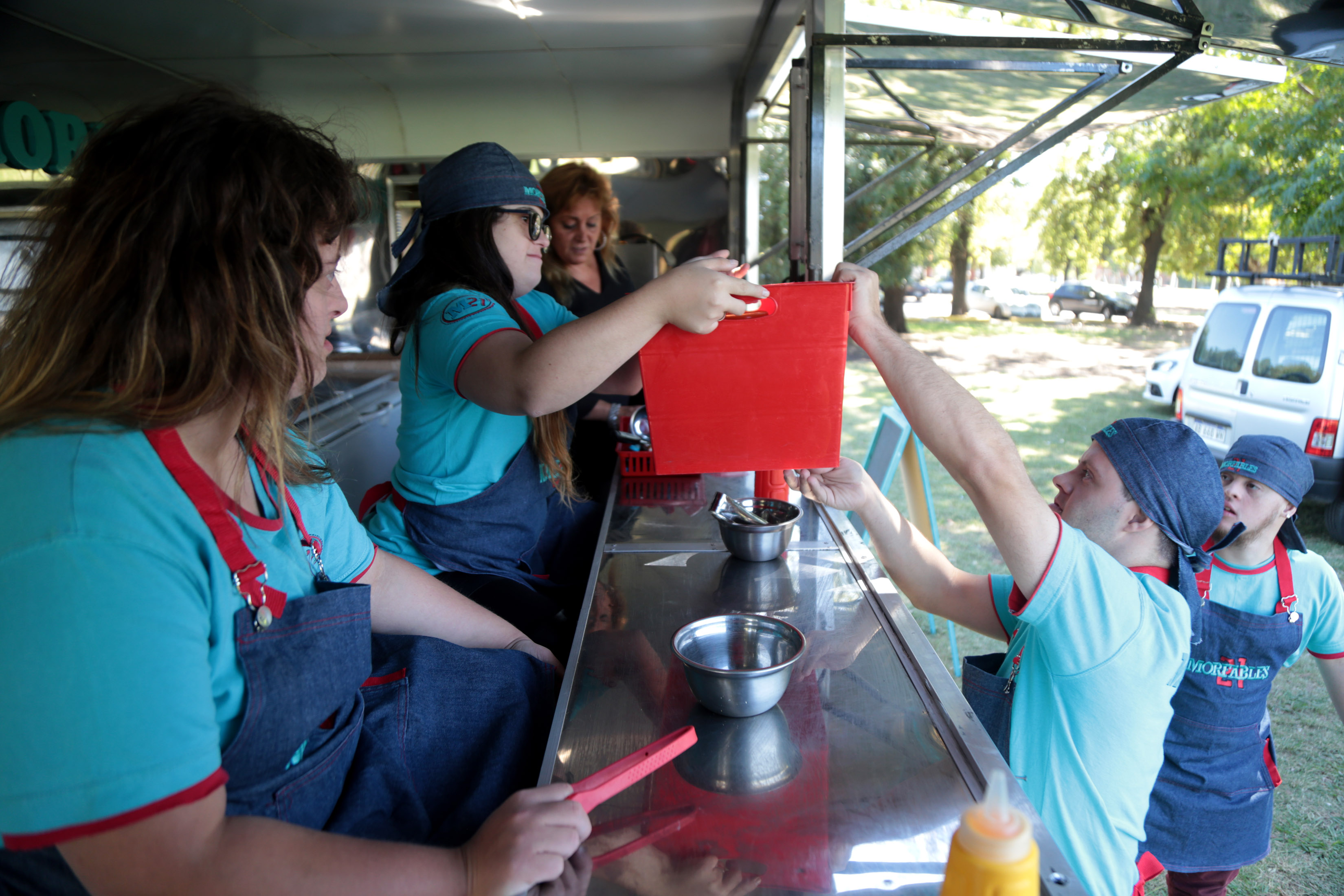 Foodtruck inclusivo: cómo trabajar les cambió la vida a 12 jóvenes con Síndrome de Down