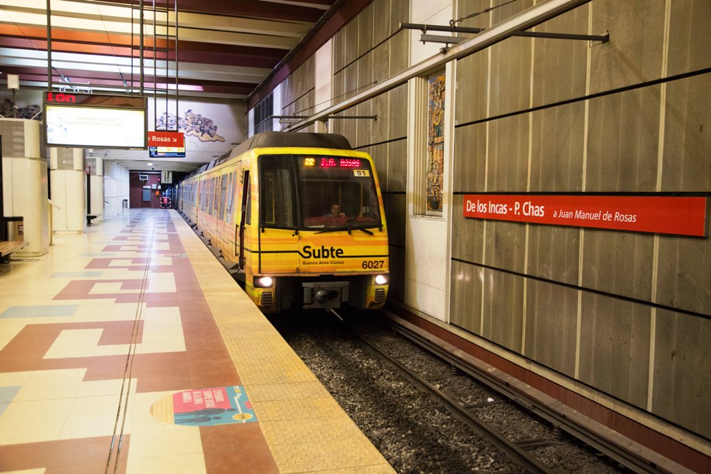 Colectivos y servicios especiales por el paro parcial en la Línea B