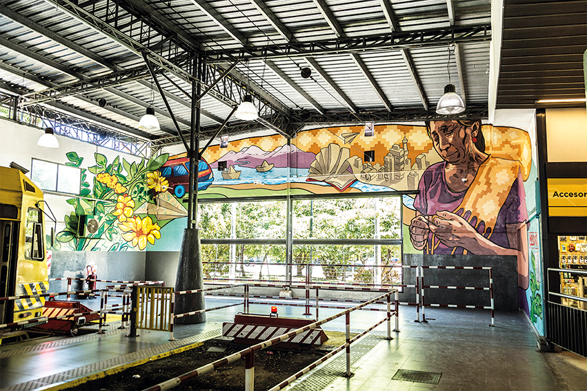 Un nuevo mural colectivo en el Premetro homenajea a la mujer migrante