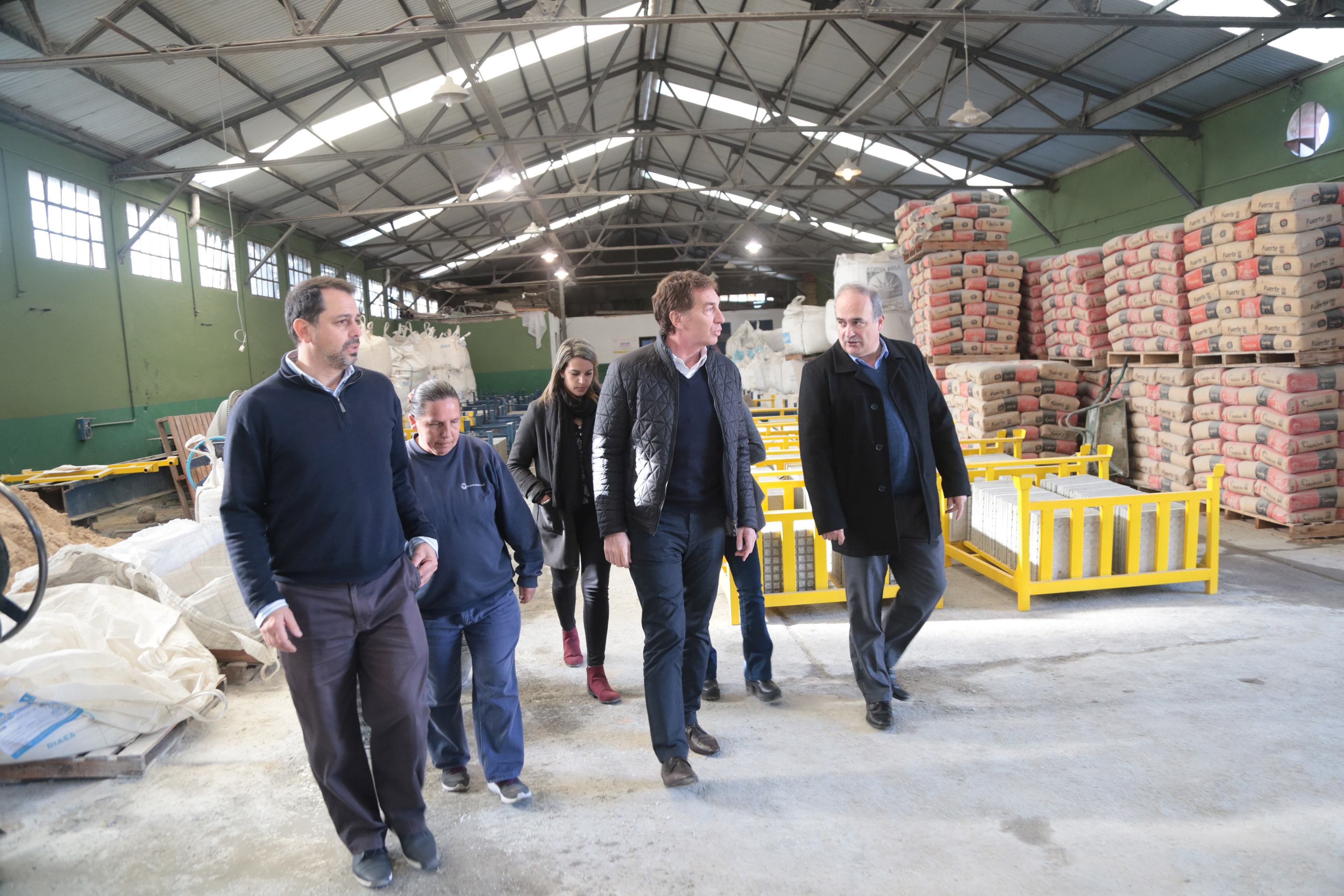 Santilli visitó la planta que fabrica las baldosas de las veredas con material reciclable
