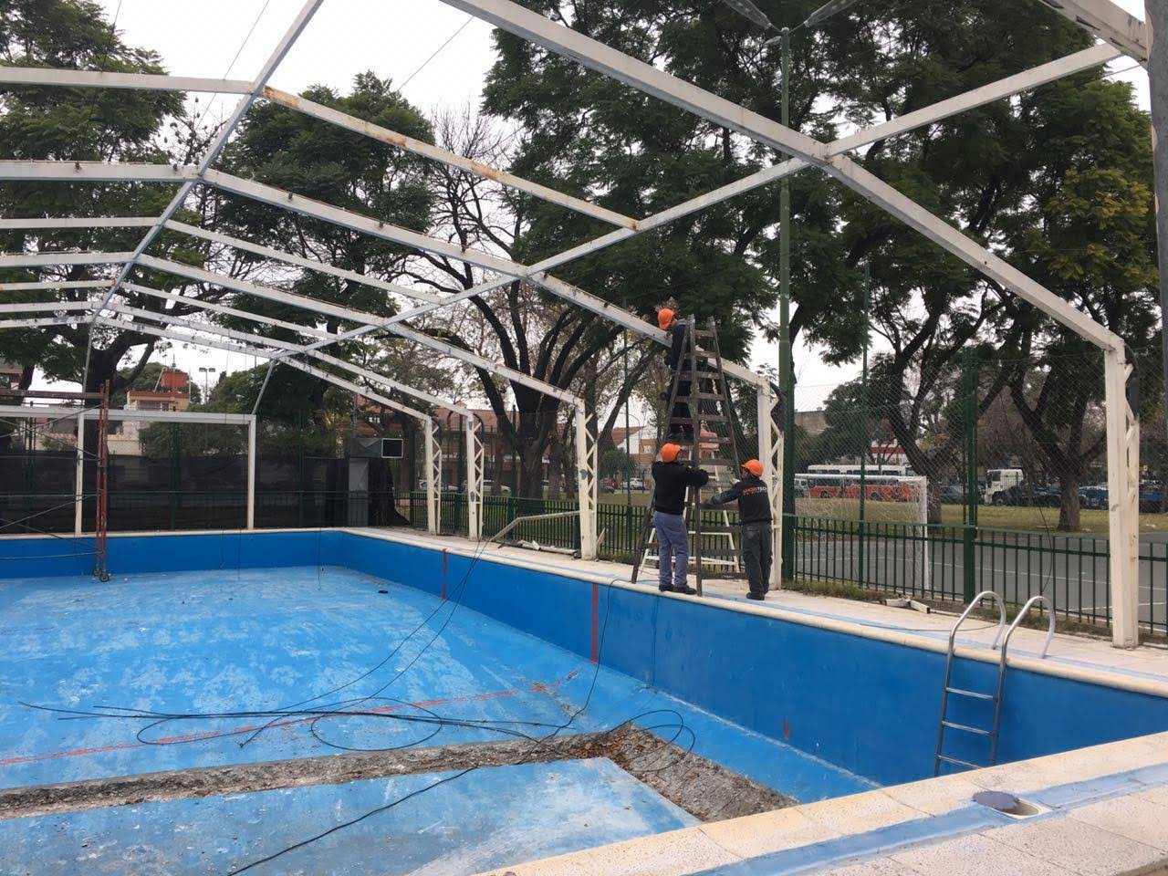 Santilli recorrió las obras de climatización en la pileta del Polideportivo Santojanni